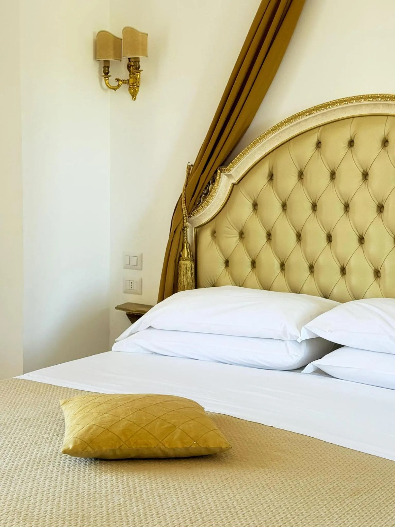 Bed in DONNA LUCREZIA b&b Boutique Hotel Style - Relax & Business stay
