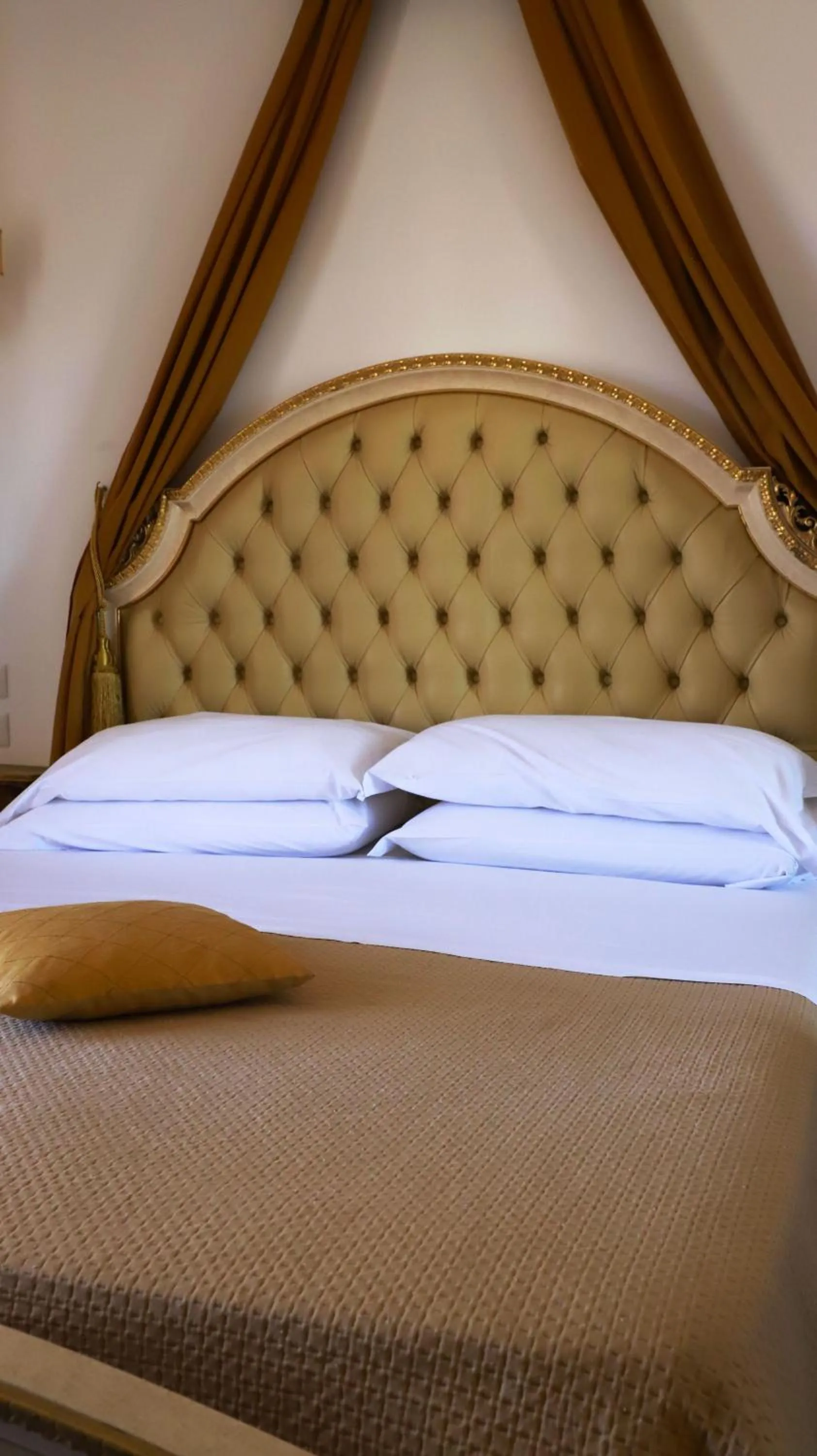 Bed in DONNA LUCREZIA b&b Boutique Hotel Style - Relax & Business stay