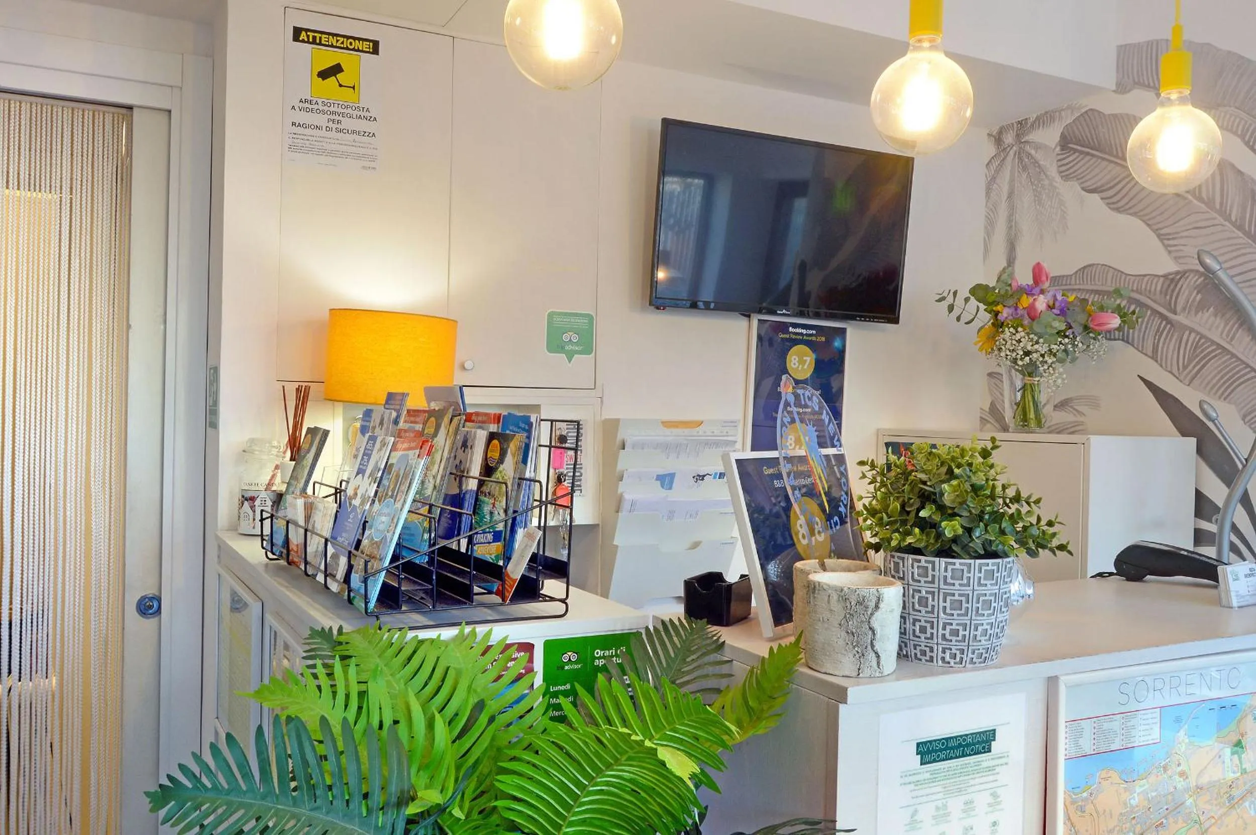 Communal lounge/ TV room in B&B Sorrento Central