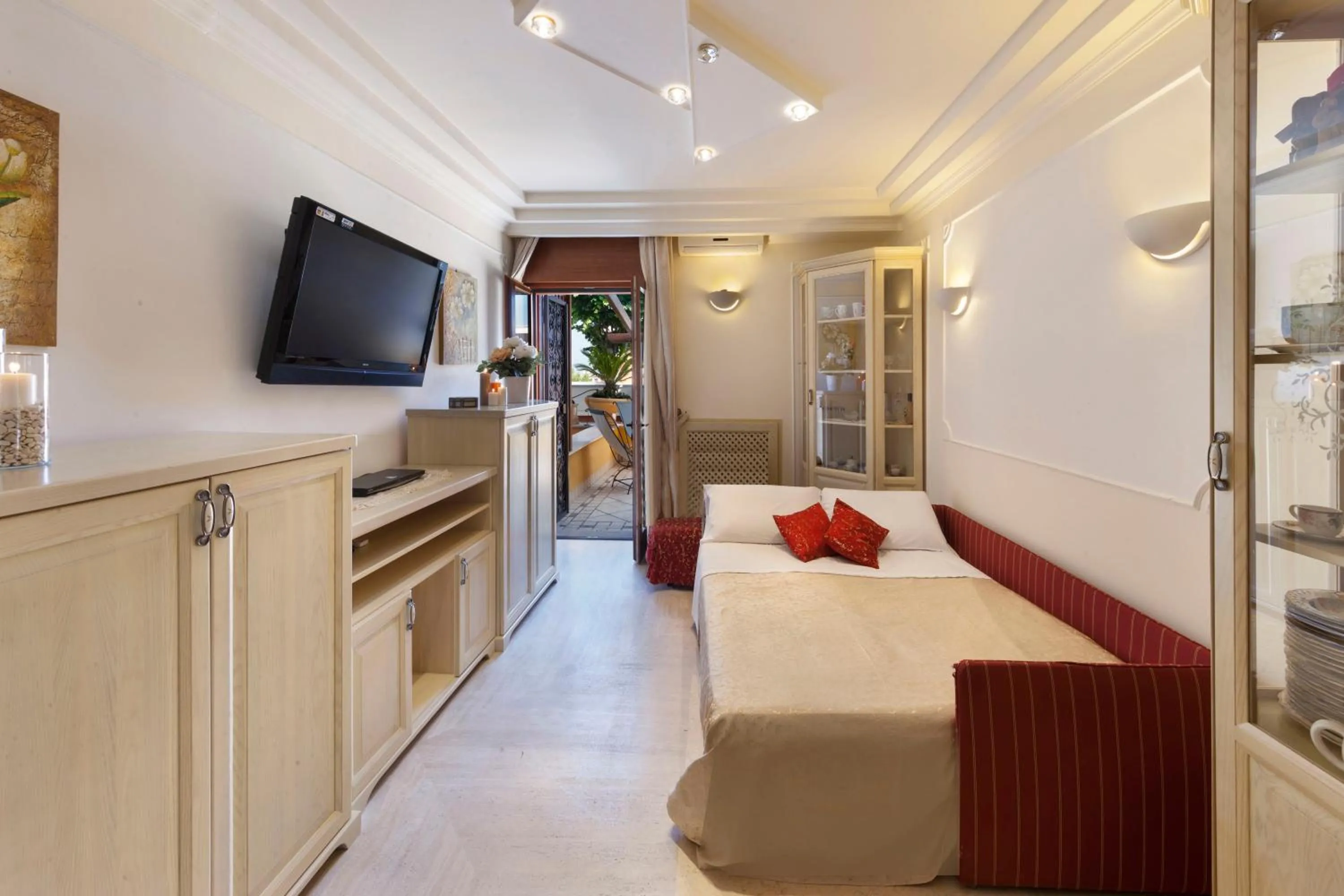 Communal lounge/ TV room, Bed in B&B Sorrento Central