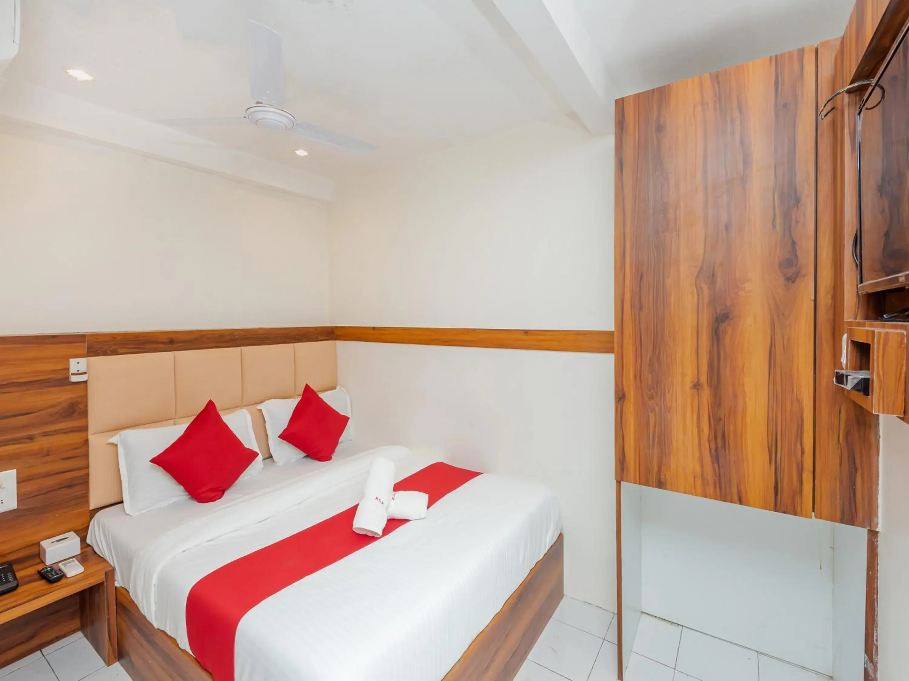 Deluxe Double Room in Hotel KGN Near CST Railway Station Mumbai and Haj House Mumbai Near Crawford Market Mumbai Deluxe Double Room in Hotel KGN Near CST Railway Station Mumbai and Haj House Mumbai Near Crawford Market Mumbai