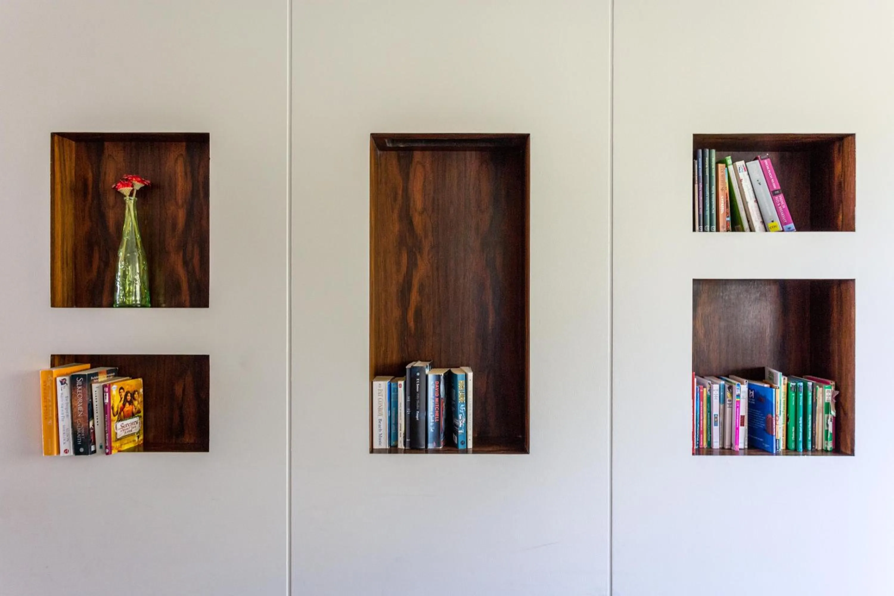 Library in Hôtel Le Richiardi