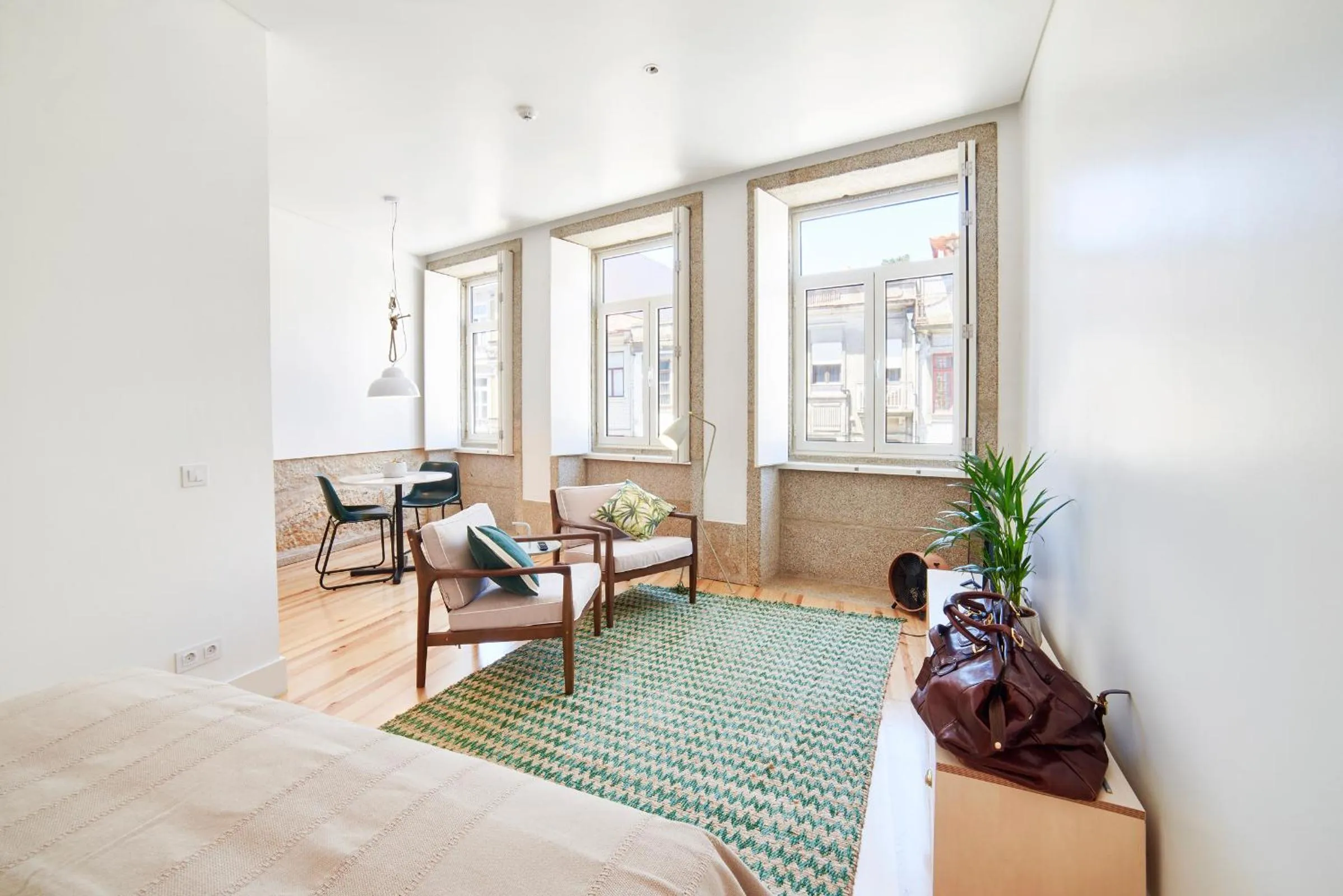 Day, Bed in Pause Apartments