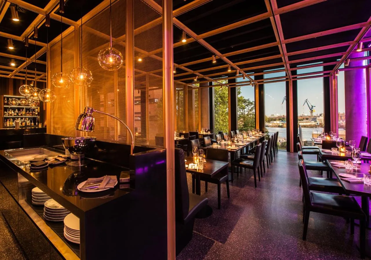 Decorative detail in Empire Riverside Hotel