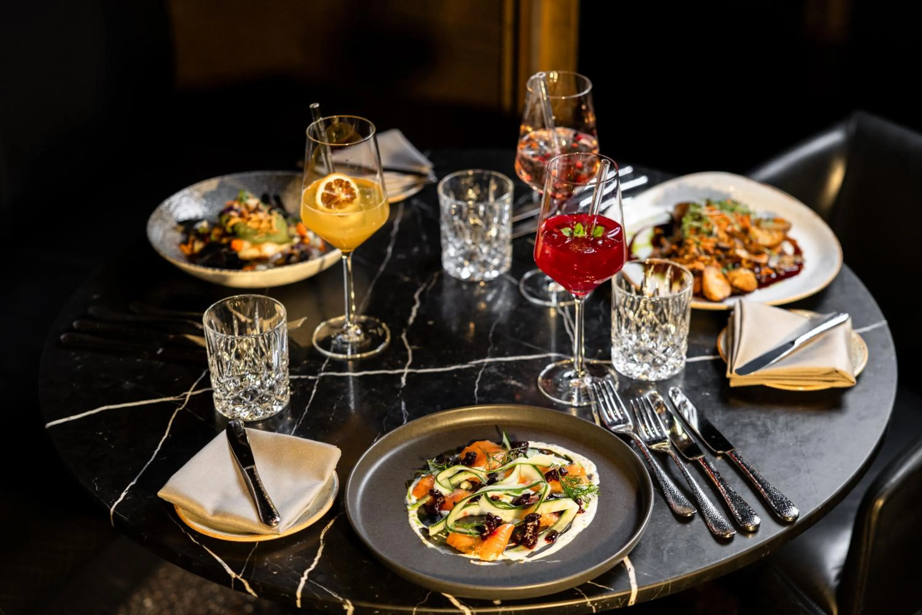 Restaurant/places to eat in Empire Riverside Hotel