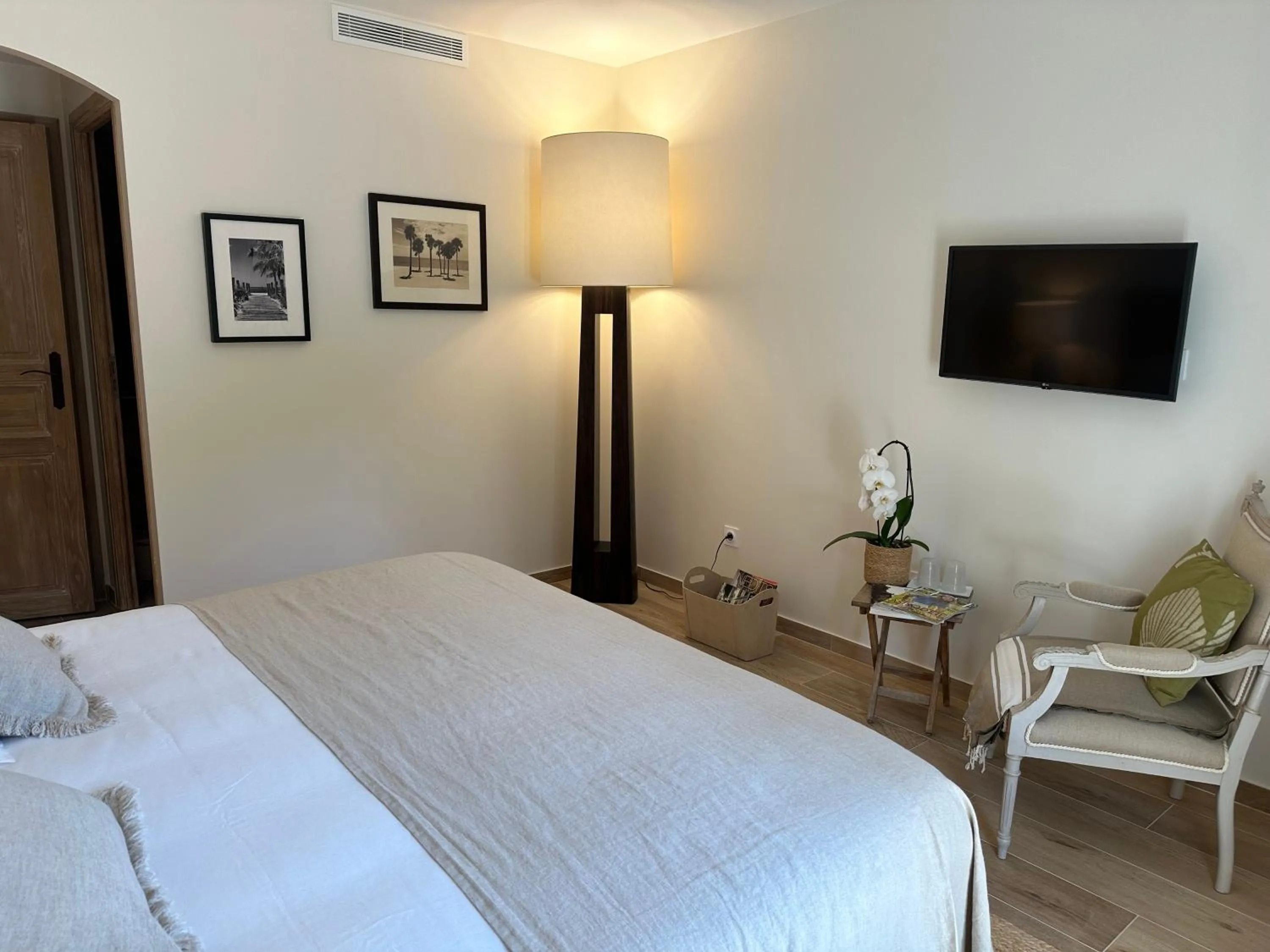 Photo of the whole room, Bed in Le Clos des Sept Palmiers