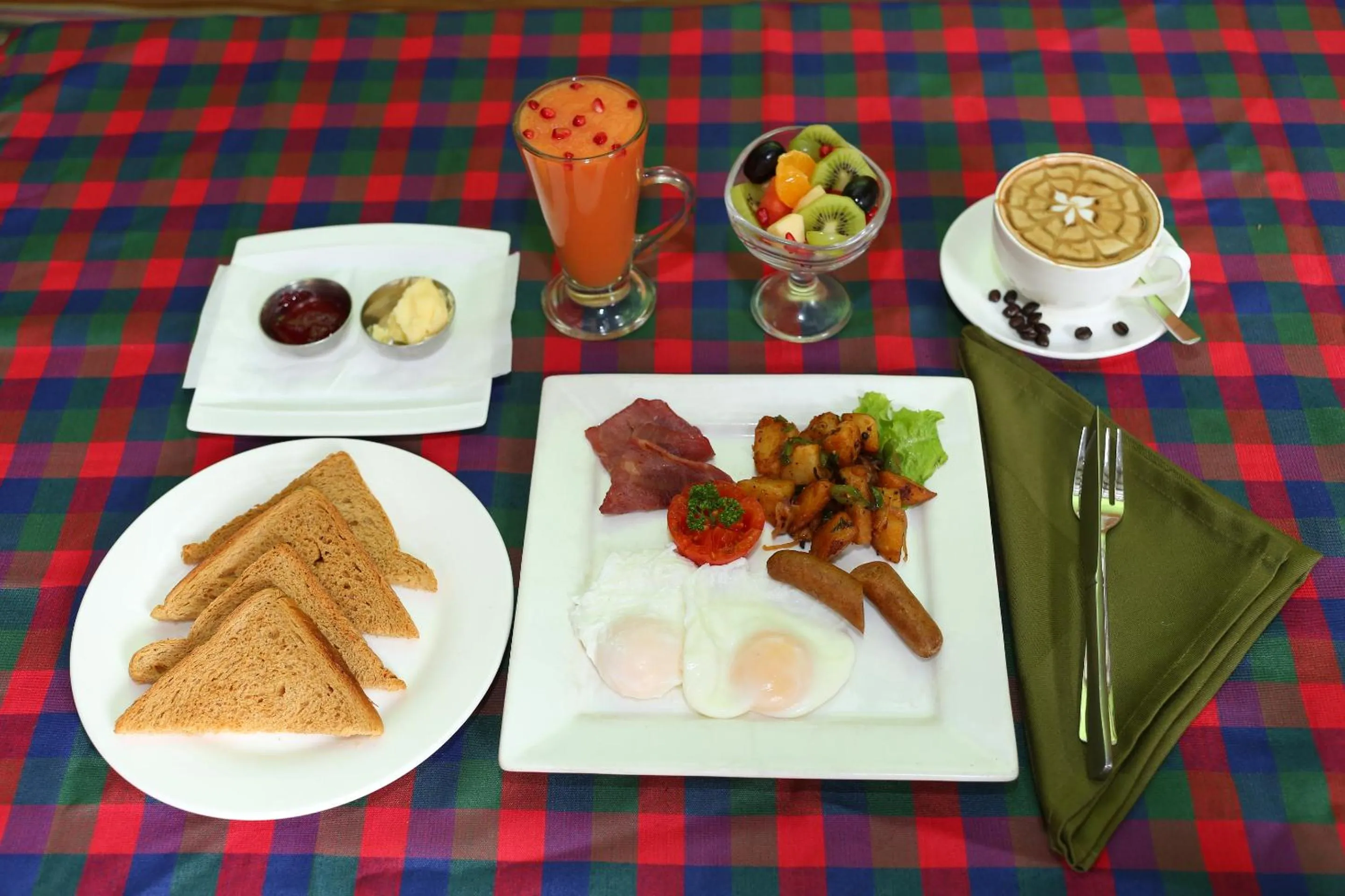 American breakfast in Hotel Himalayan Oasis