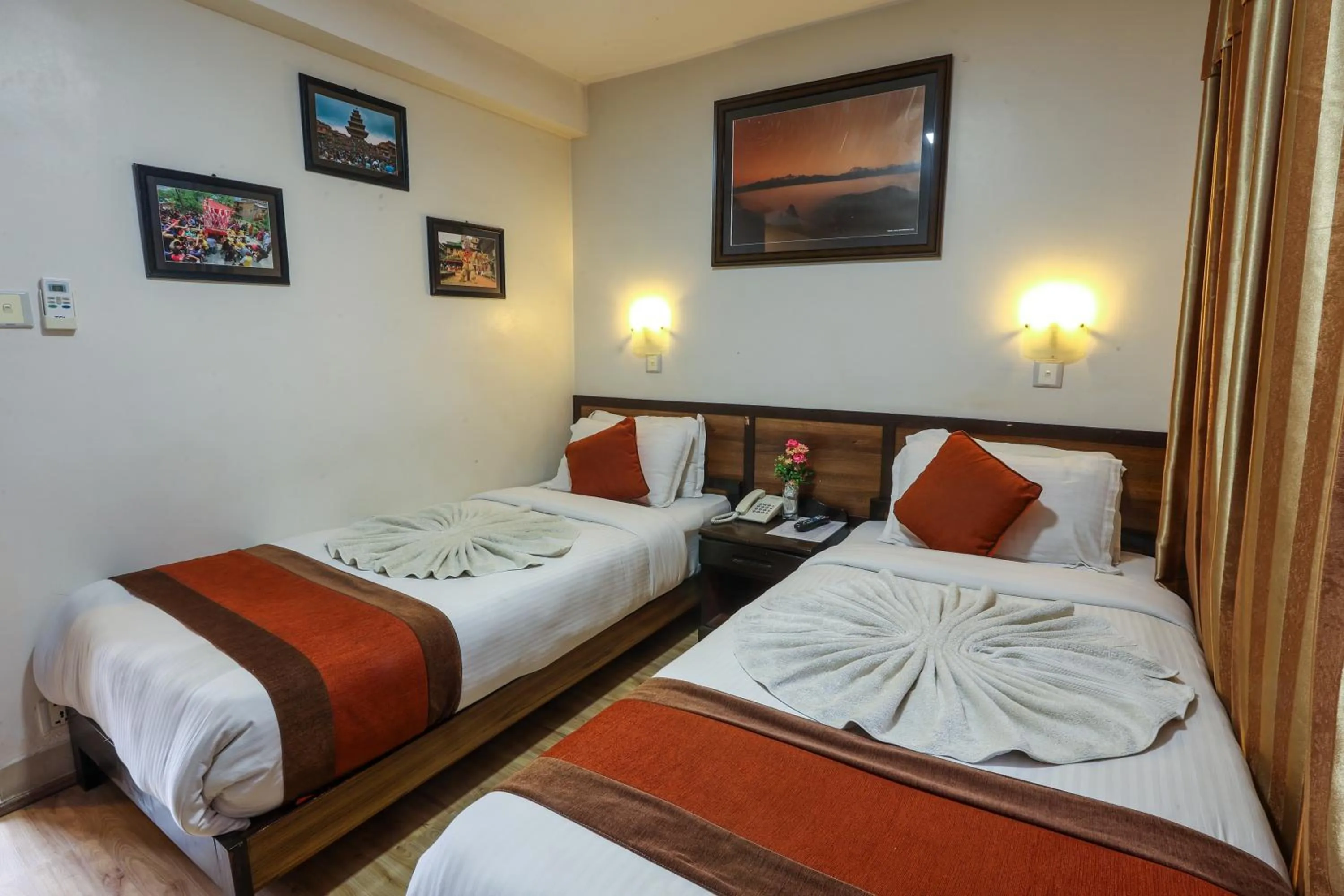 Bed in Hotel Himalayan Oasis