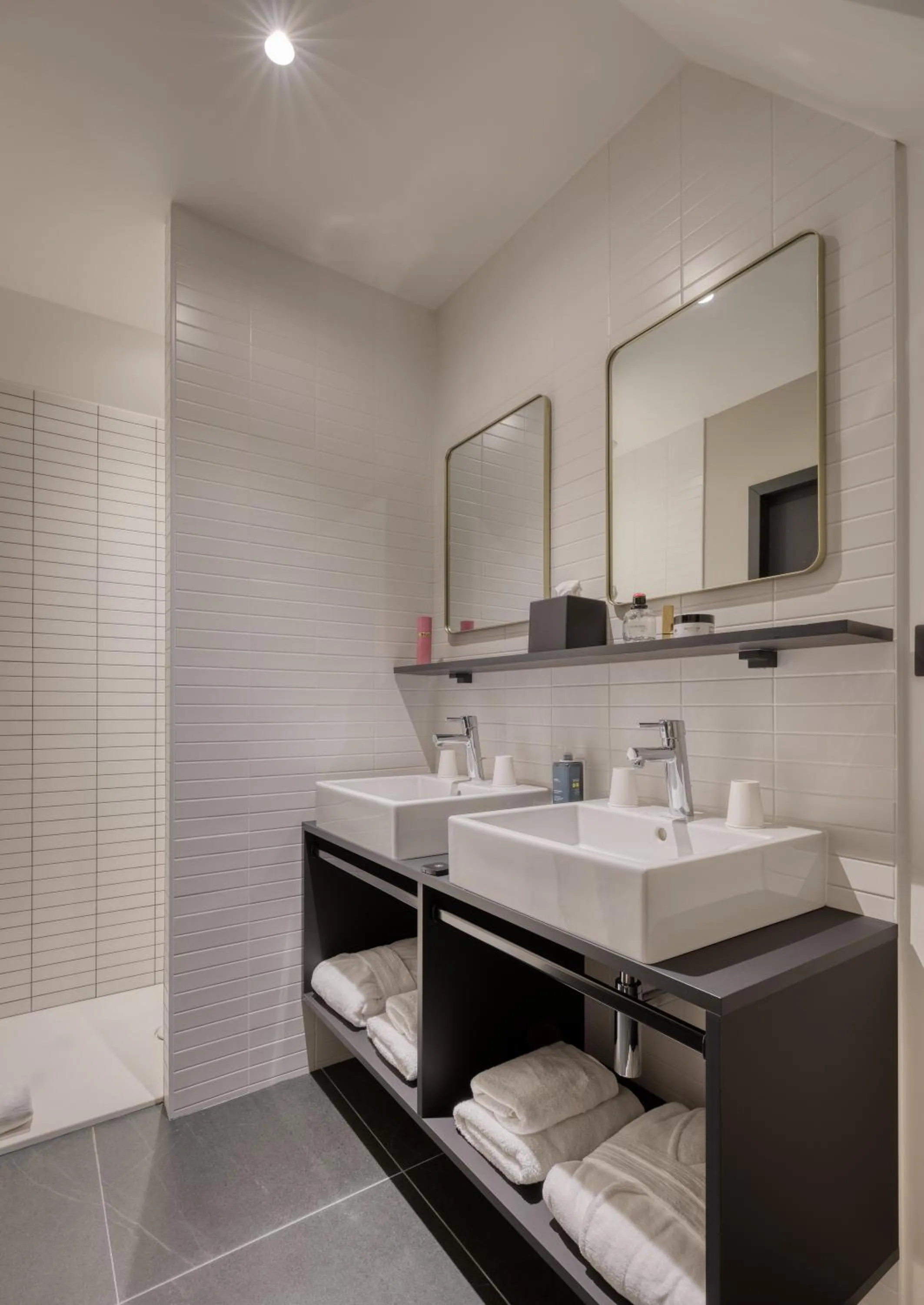 Bathroom in Brit Hotel Les Voyageurs