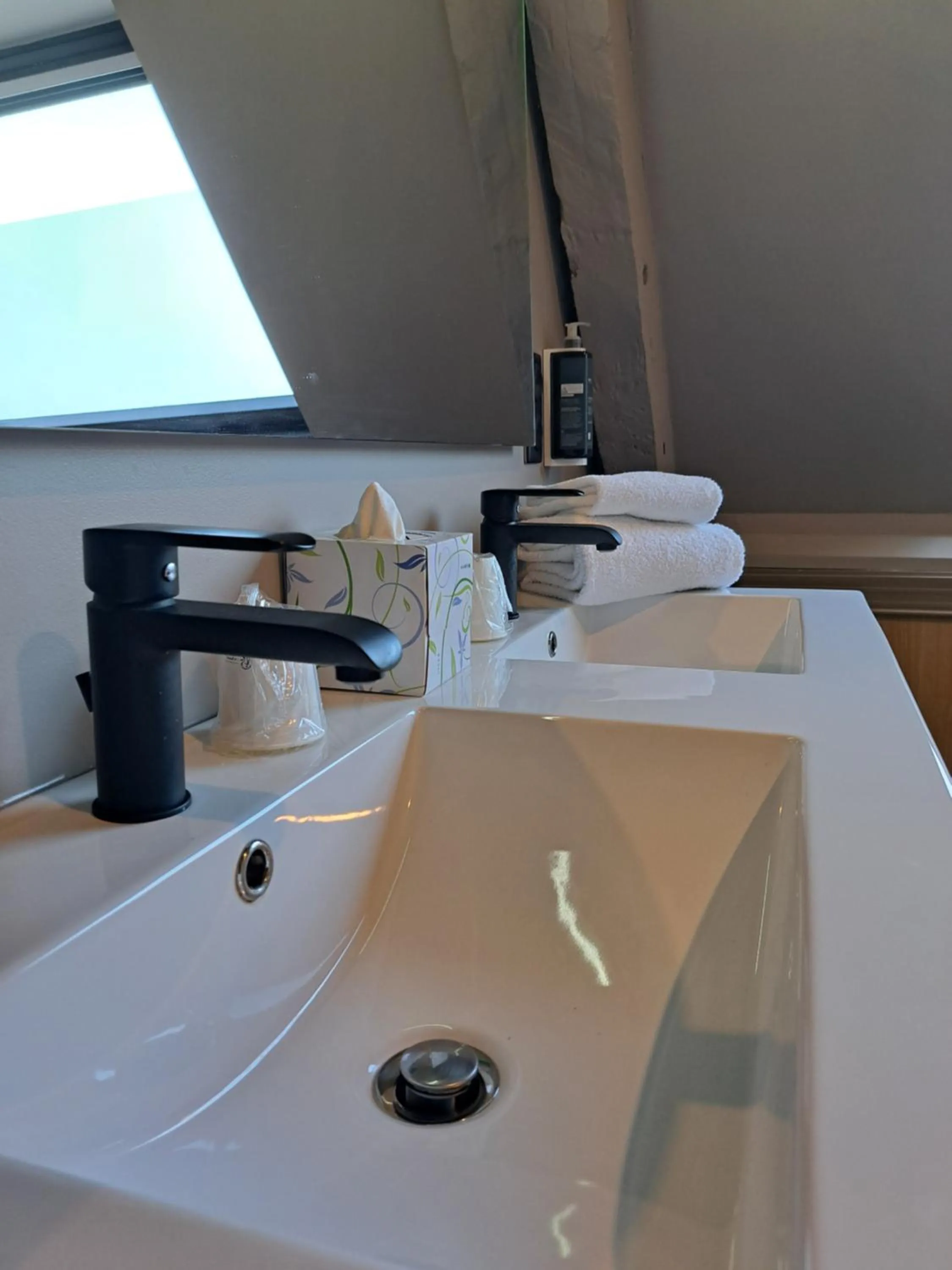 Bathroom in Brit Hotel Les Voyageurs