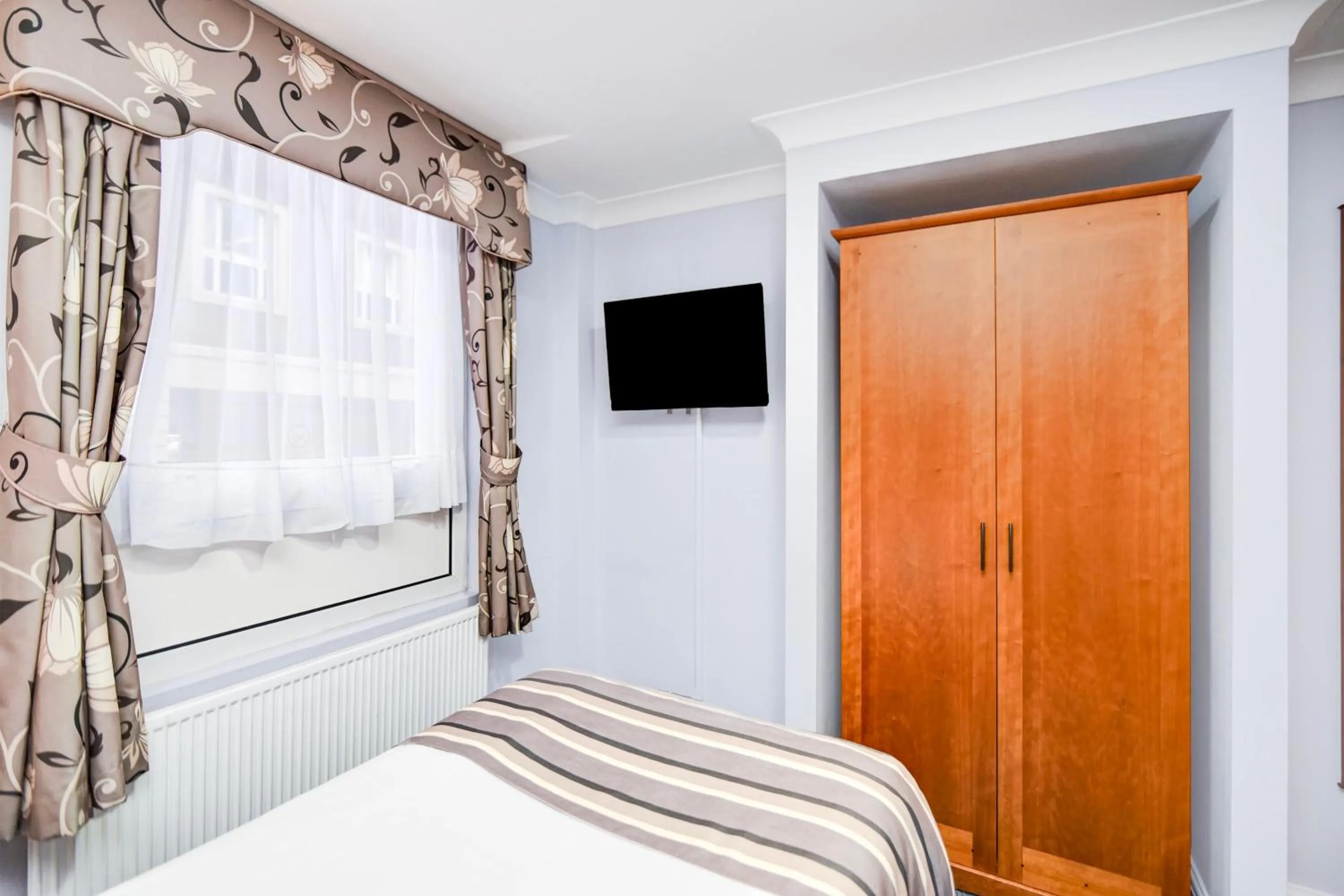 Bedroom, Bed in Aston Court Derby City Centre by Belvilla