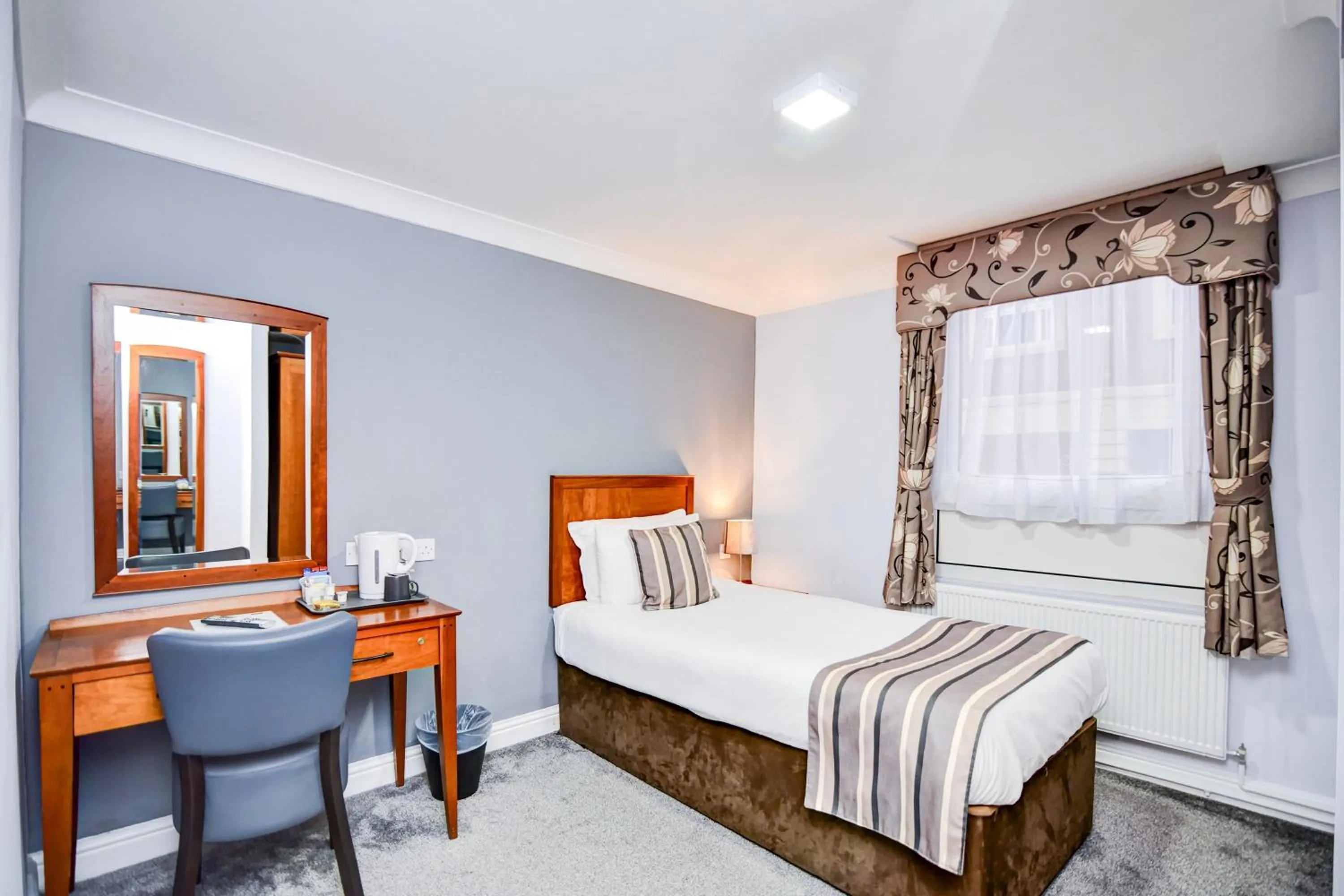 Bedroom, Bed in Aston Court Derby City Centre by Belvilla