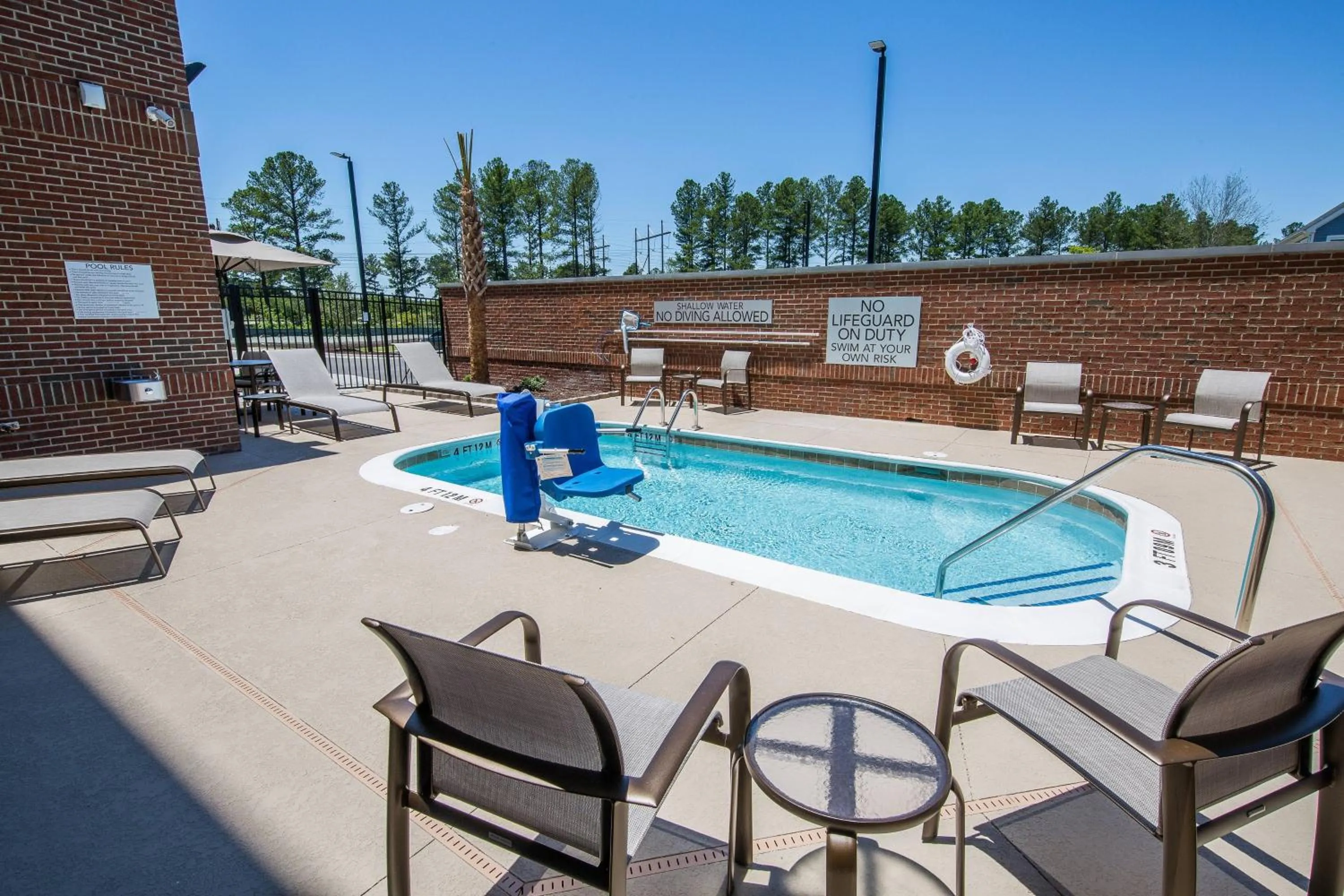 Swimming pool in Courtyard by Marriott Columbia Cayce