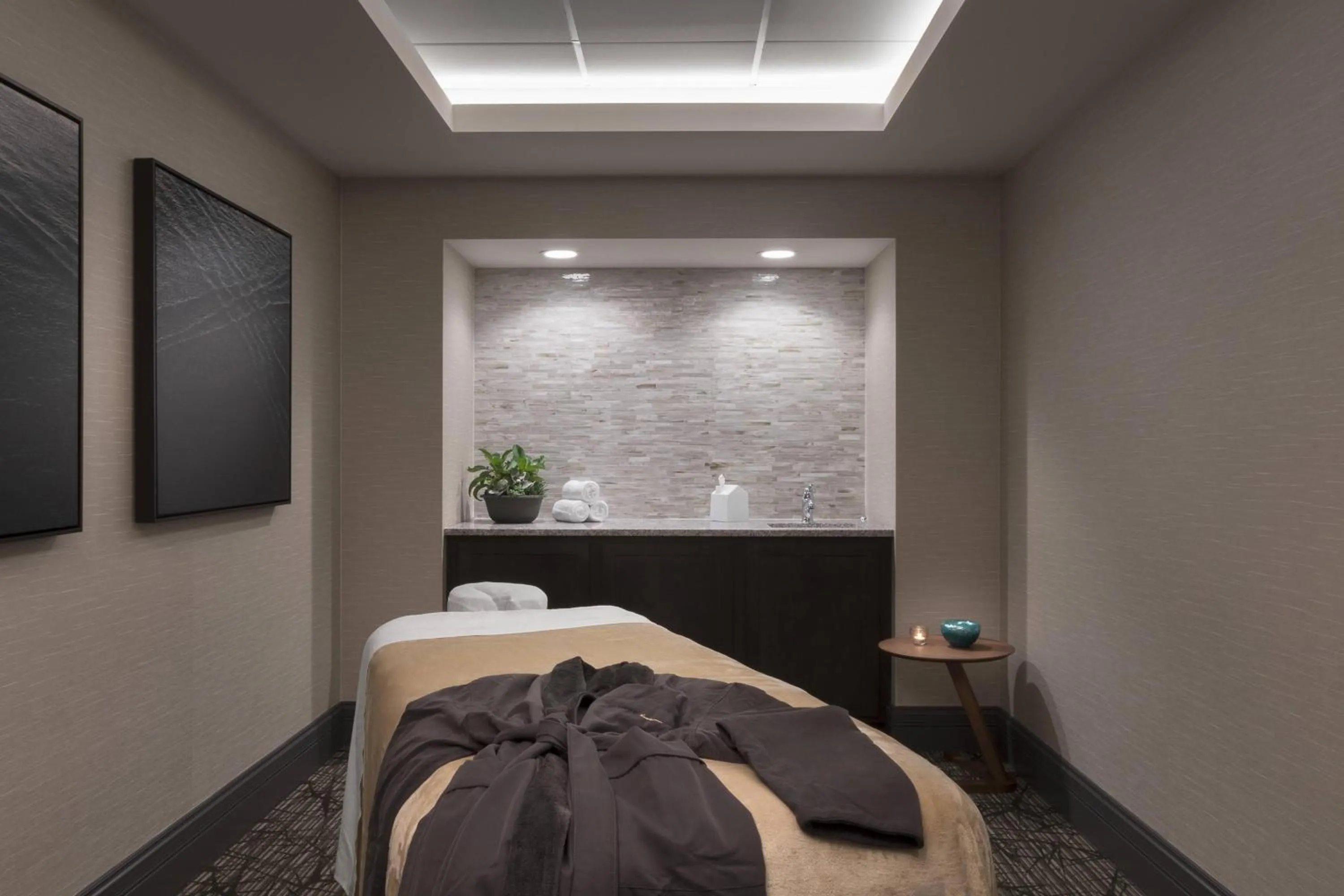 Spa and wellness centre/facilities, Bed in The Current Iowa, Autograph Collection