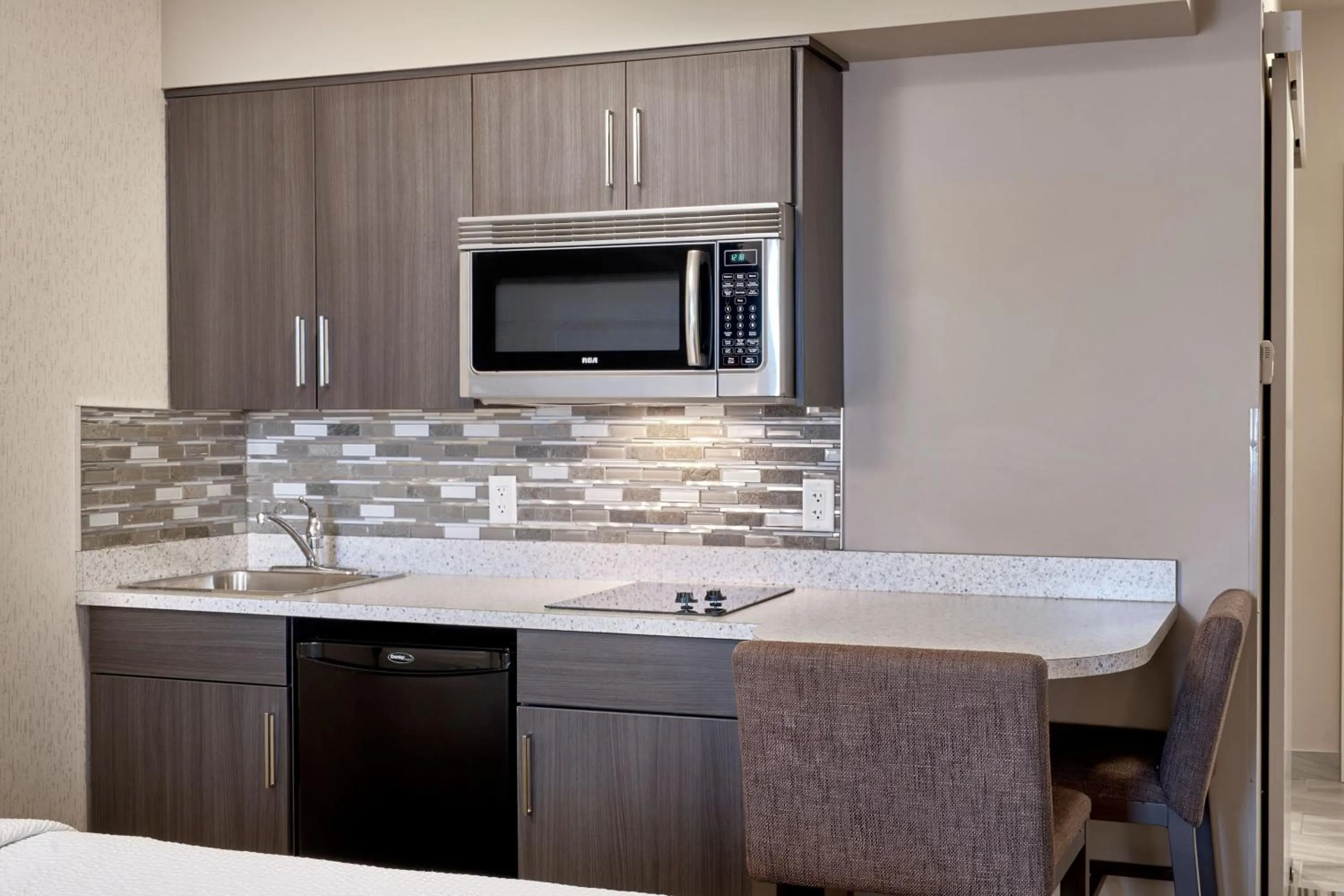 Kitchen or kitchenette in Fairfield Inn & Suites by Marriott Airdrie