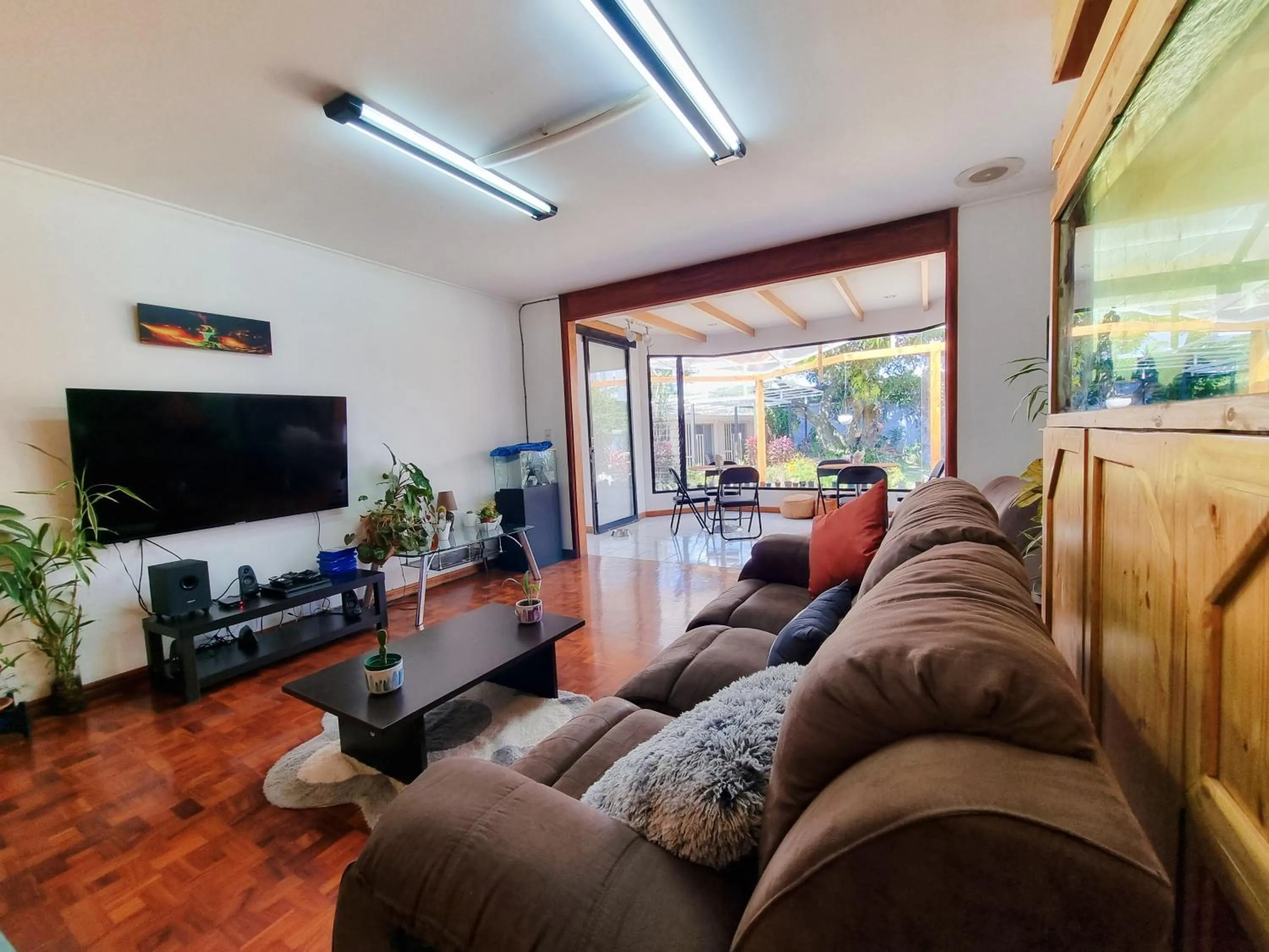Communal lounge/ TV room in Casa Jardin del Mango