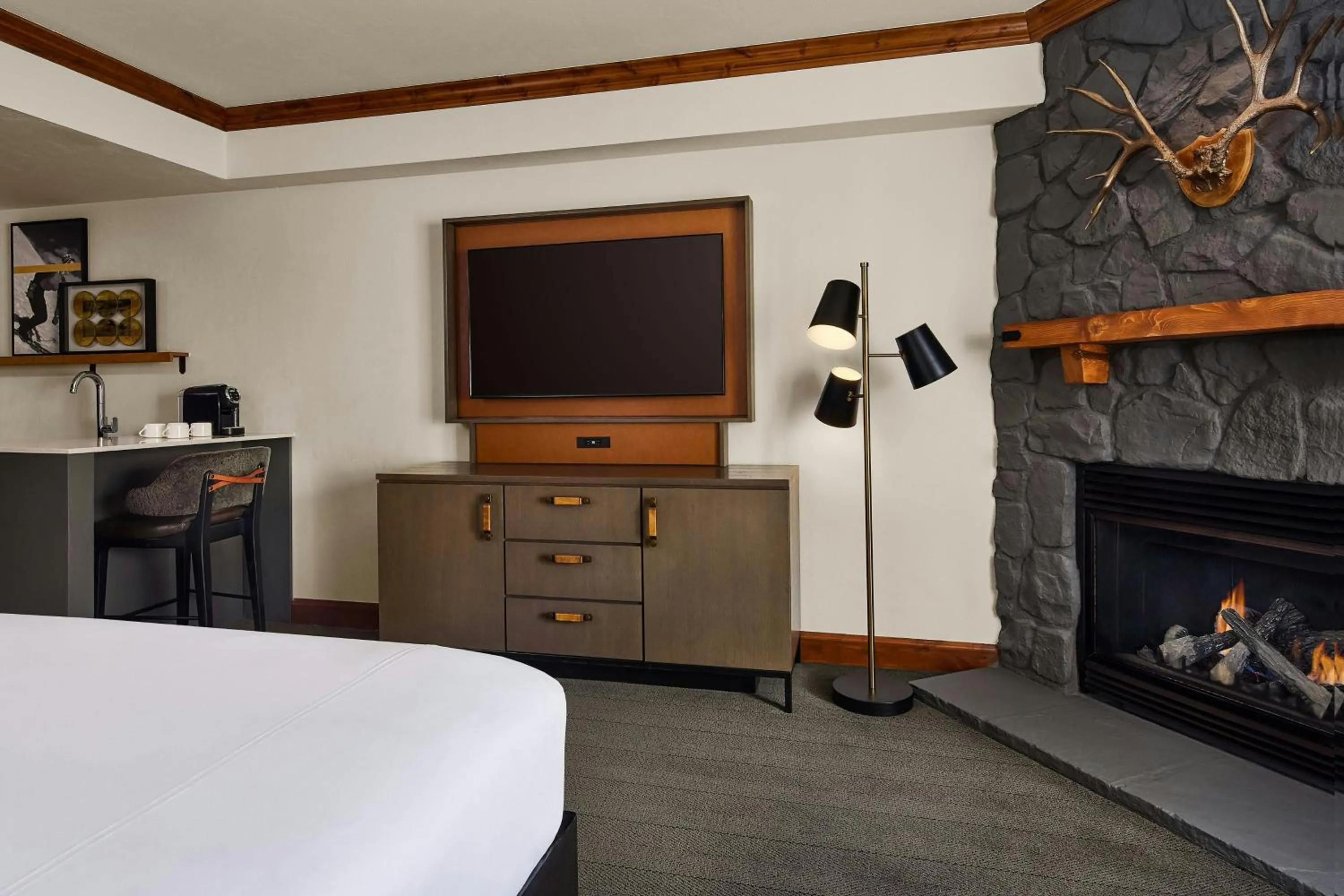 Lounge or bar in The Hythe, a Luxury Collection Resort, Vail