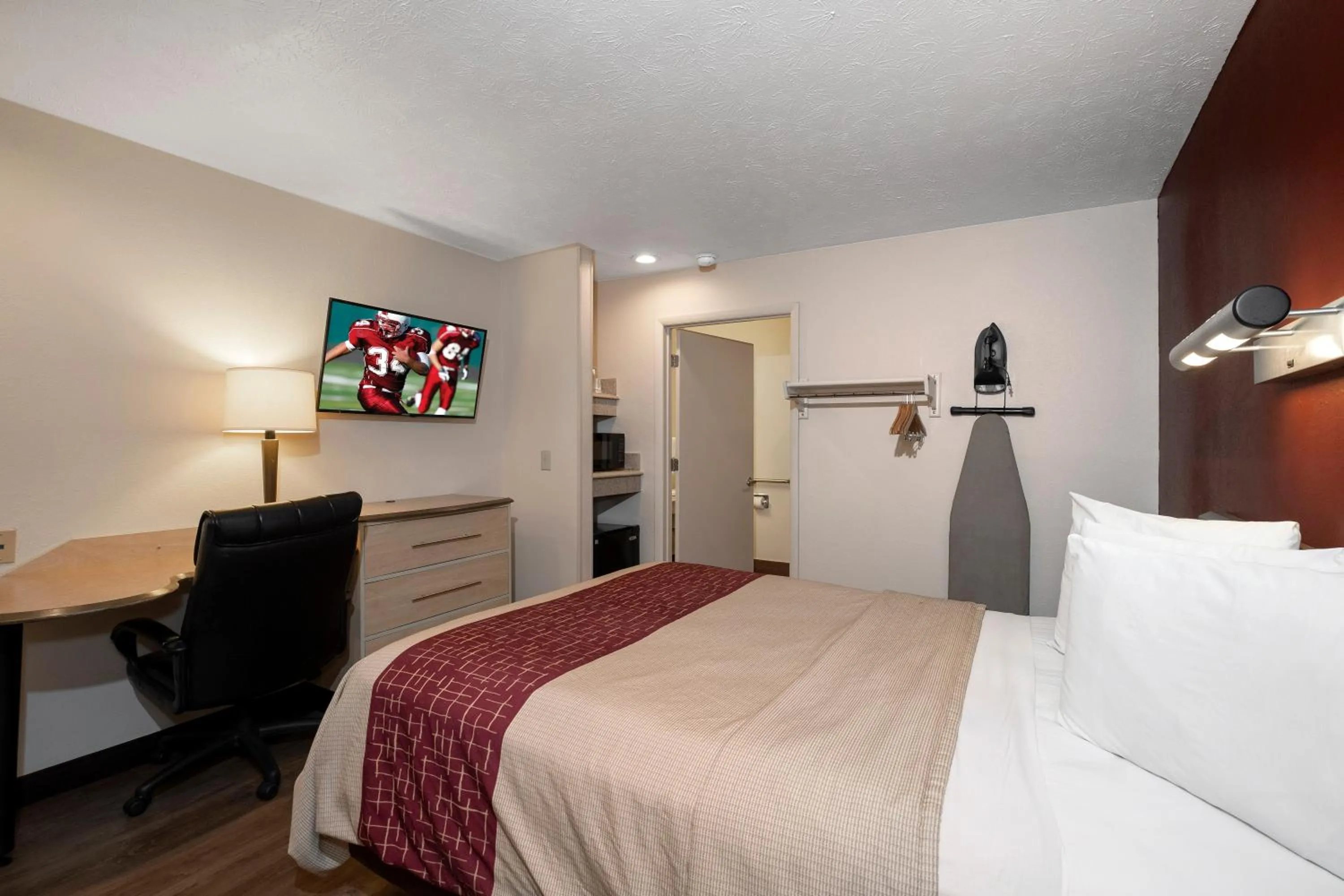 Photo of the whole room, Bed in Red Roof Inn Indianapolis - Greenwood