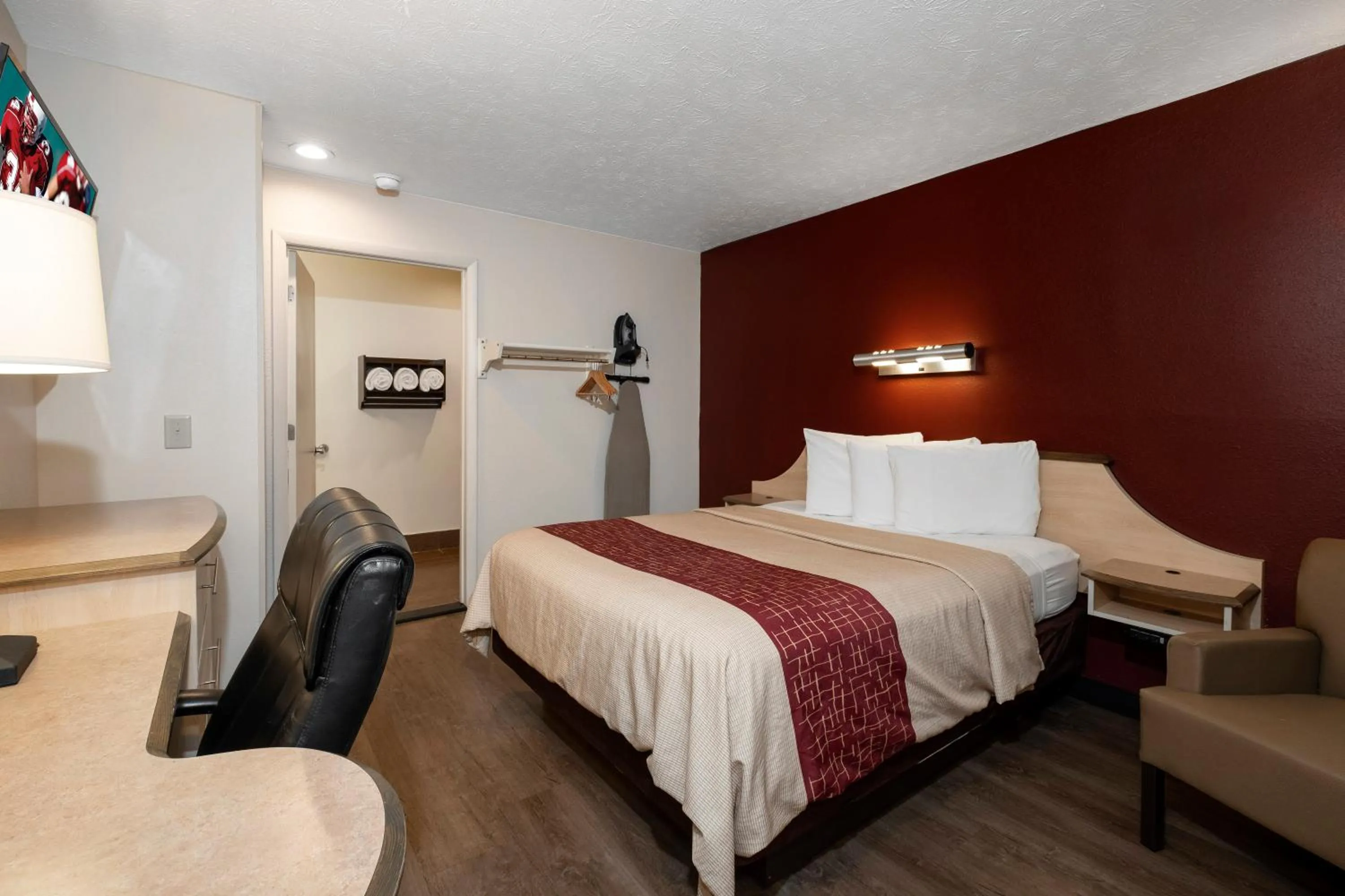 Photo of the whole room, Bed in Red Roof Inn Indianapolis - Greenwood