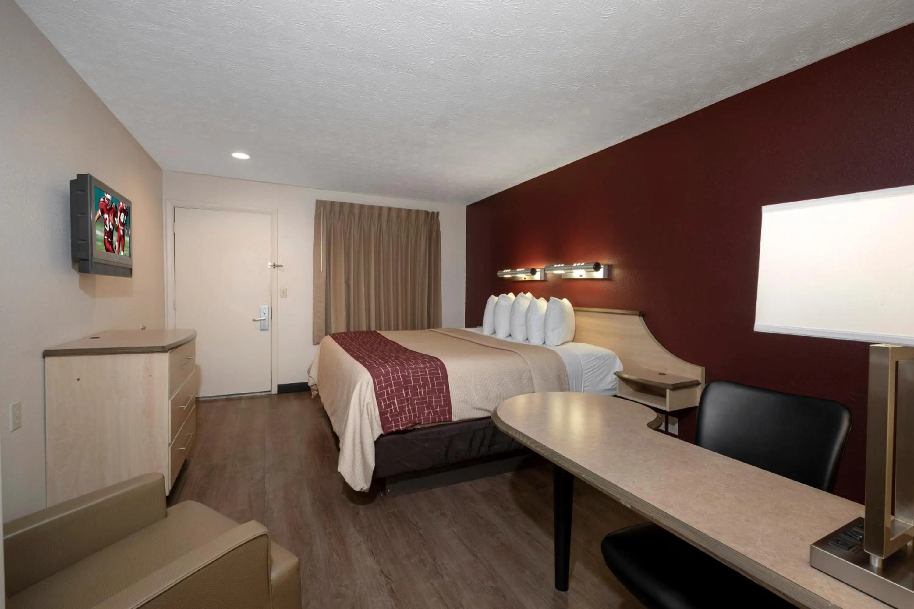 Bedroom, Bed in Red Roof Inn Indianapolis - Greenwood