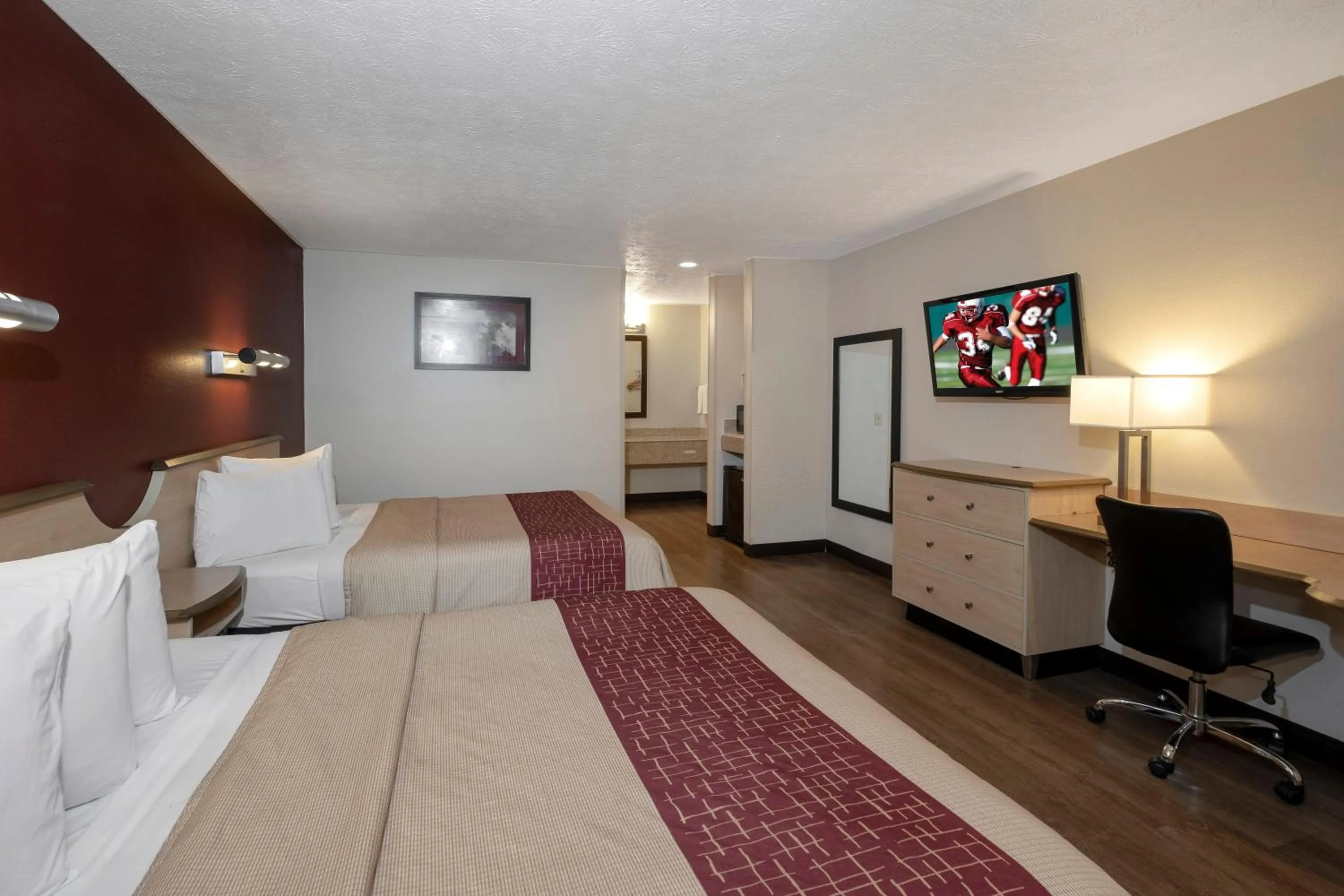 Photo of the whole room, Bed in Red Roof Inn Indianapolis - Greenwood