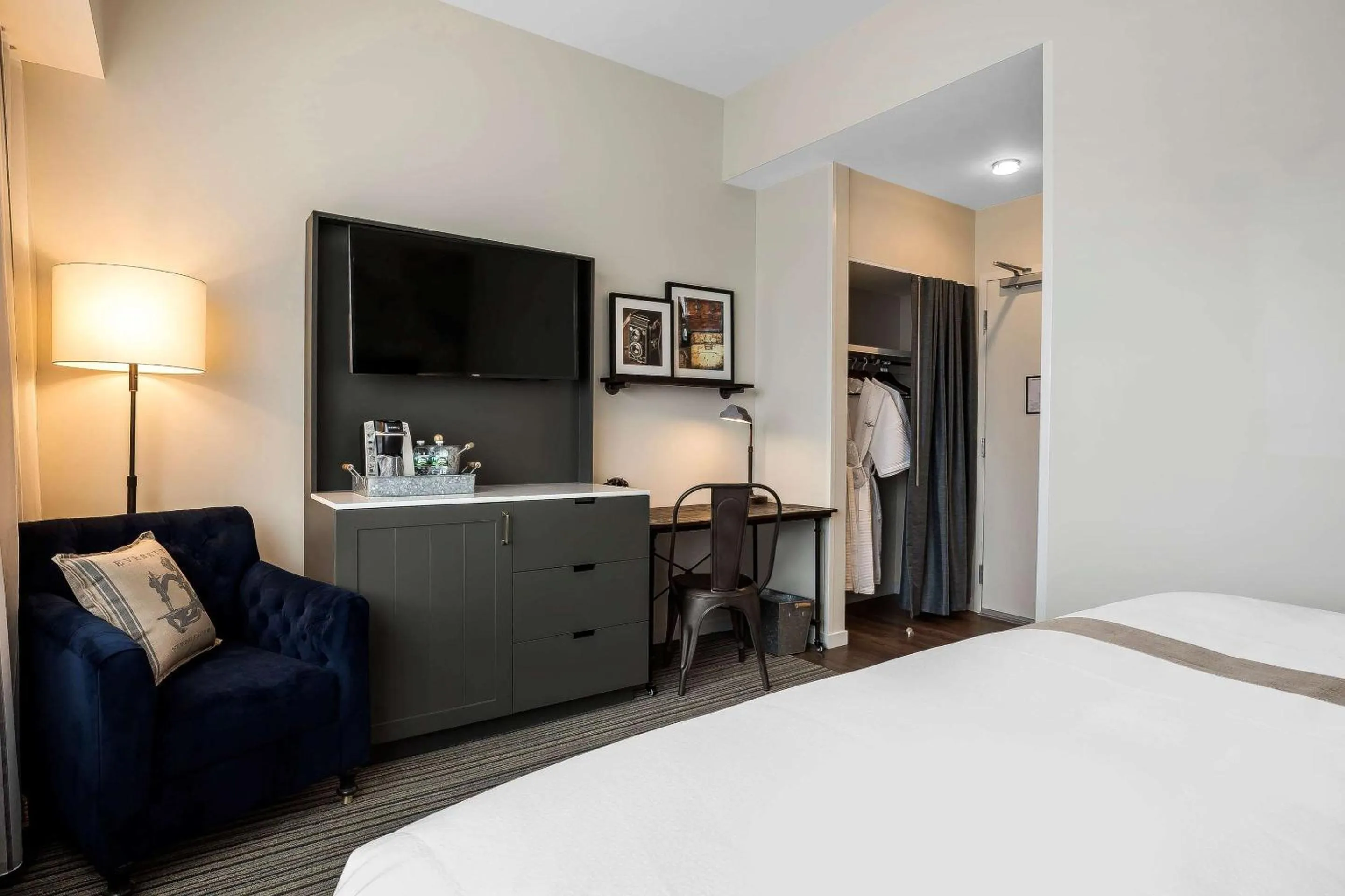 Bed in enVision Hotel Boston-Everett