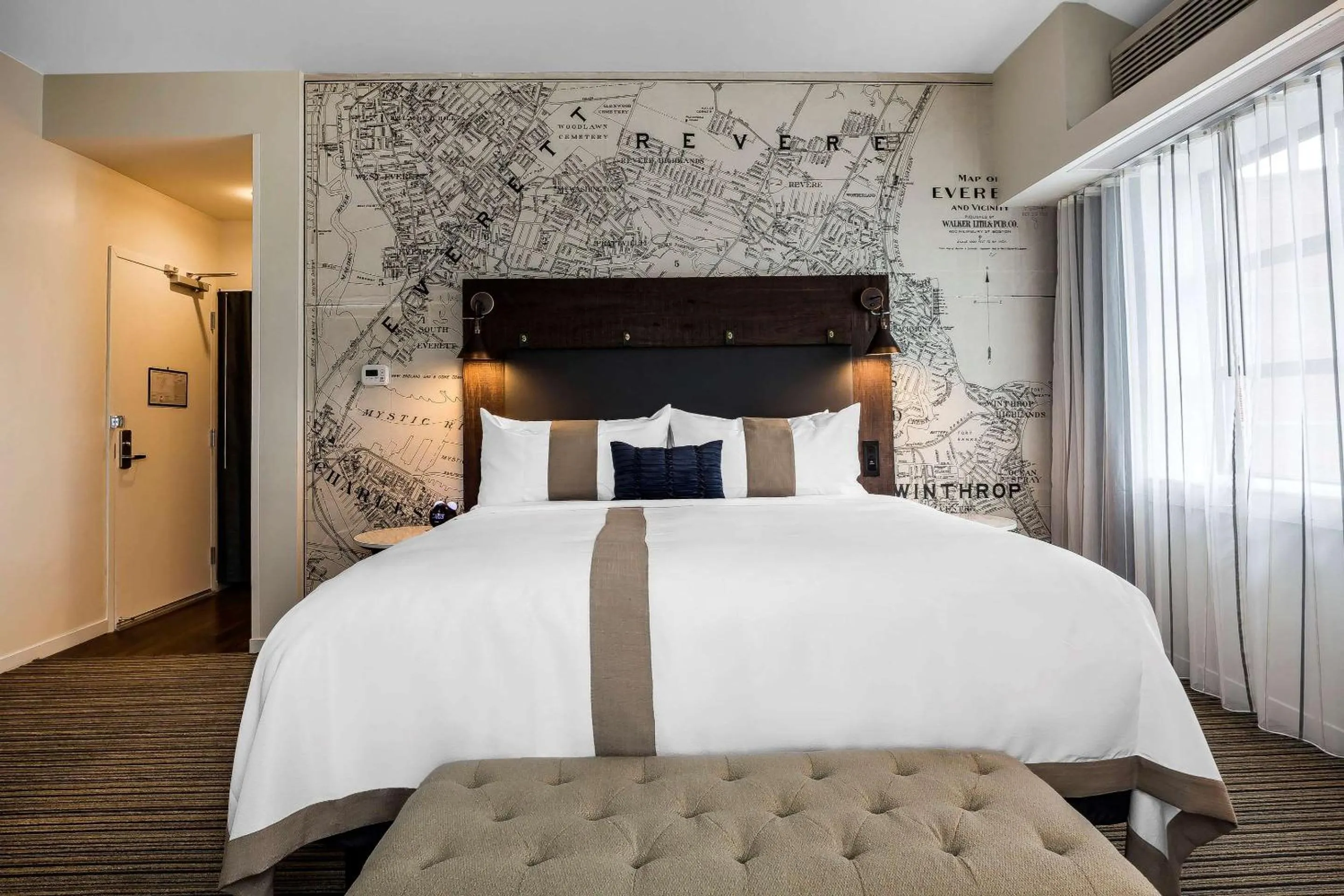 Bed in enVision Hotel Boston-Everett