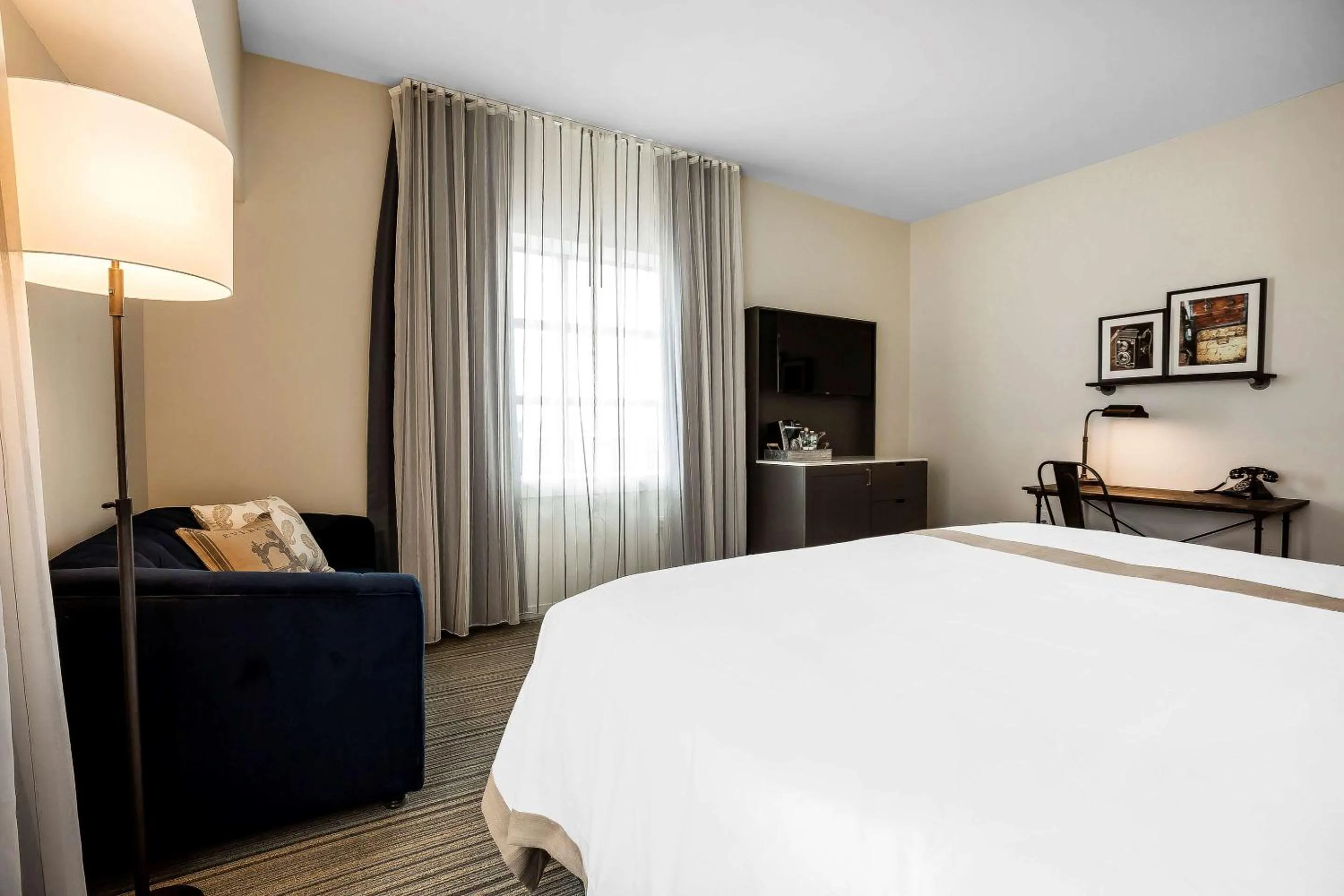 Bed in enVision Hotel Boston-Everett