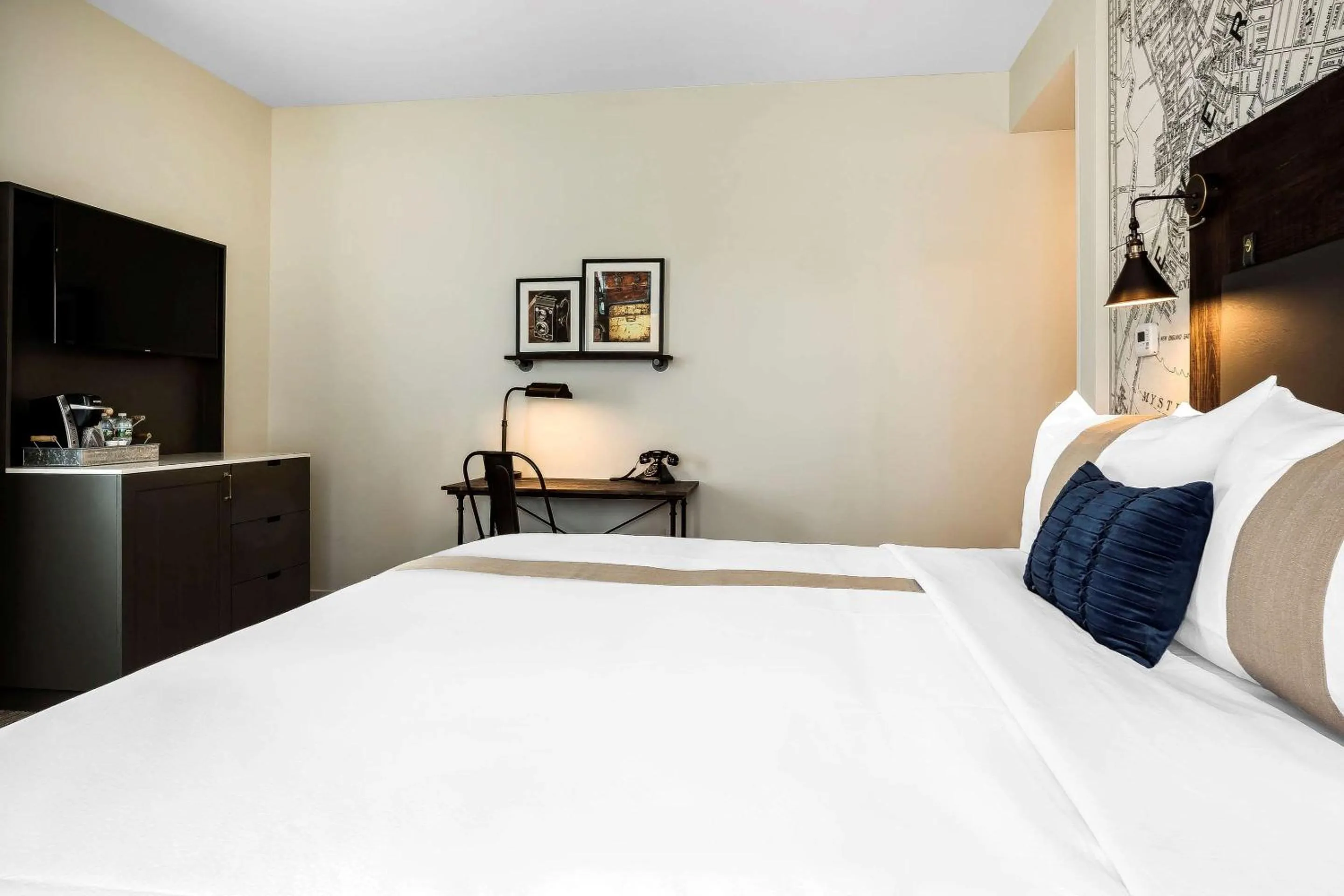 Bed in enVision Hotel Boston-Everett