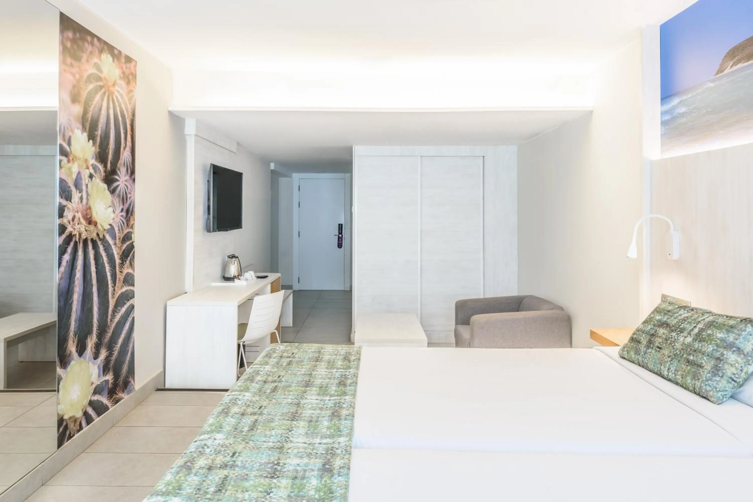 Photo of the whole room, Bed in FERGUS Cactus Garden