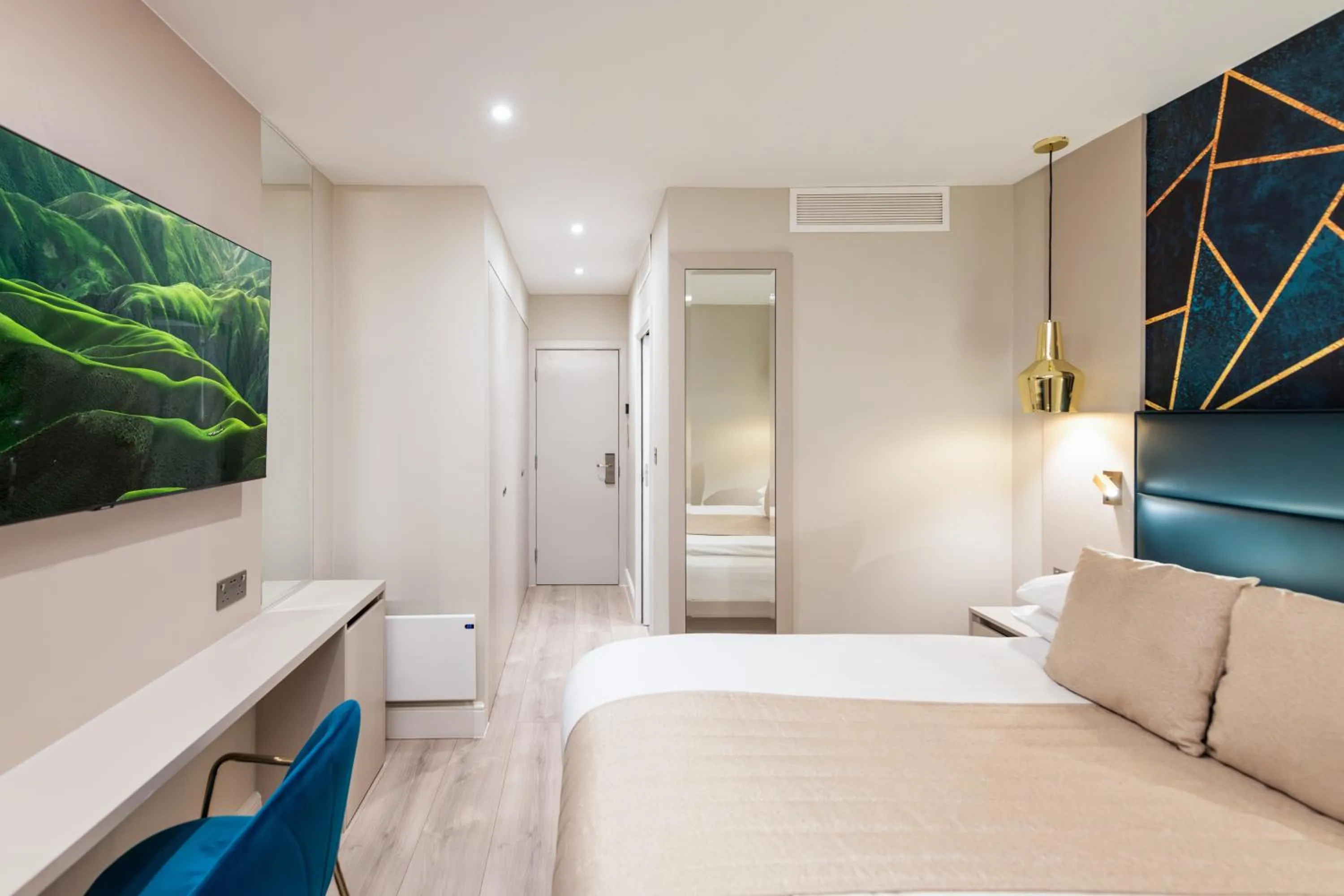 Photo of the whole room, Bed in NOX Golders Green