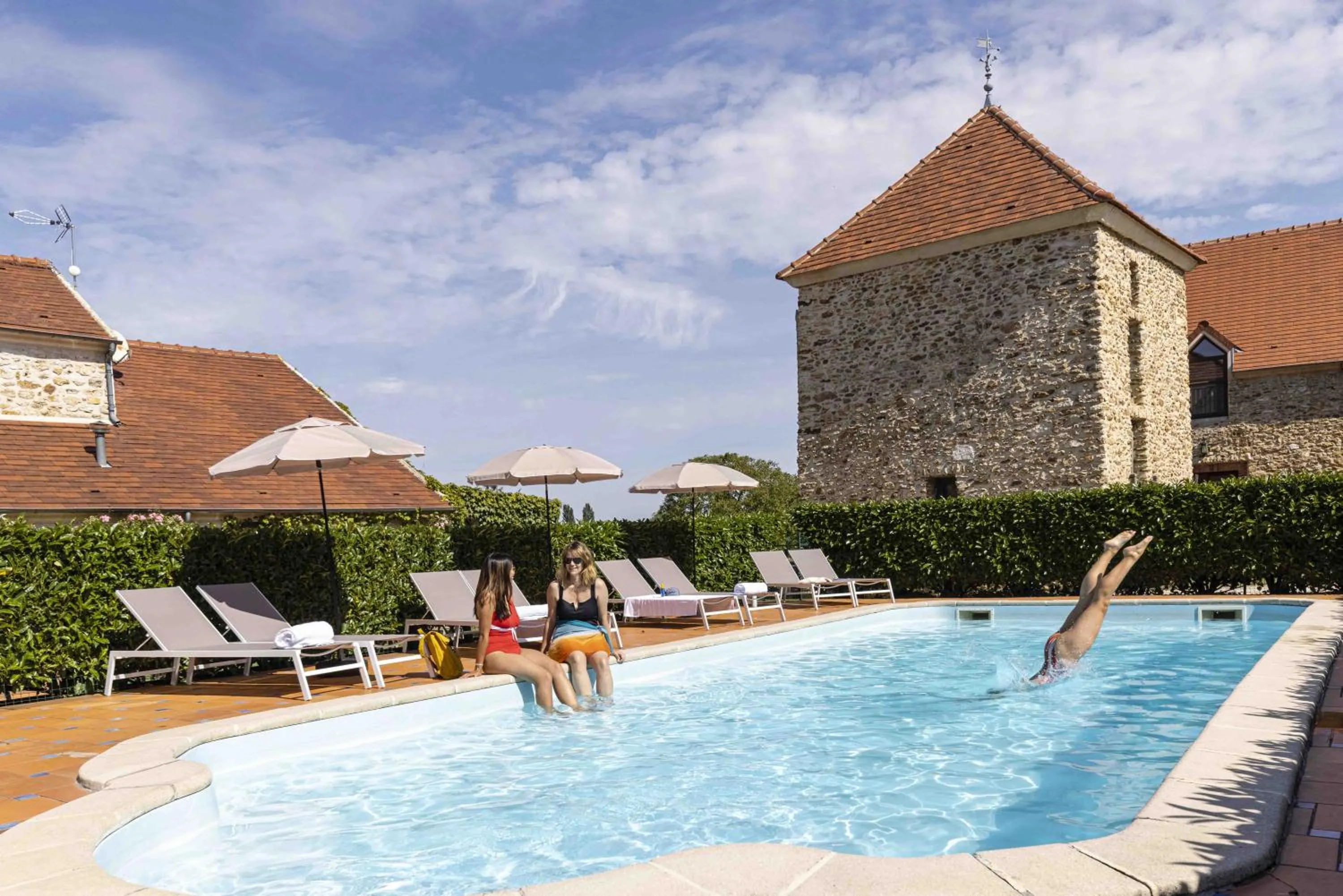 Swimming pool in Hotel Les Suites - Domaine de Crécy
