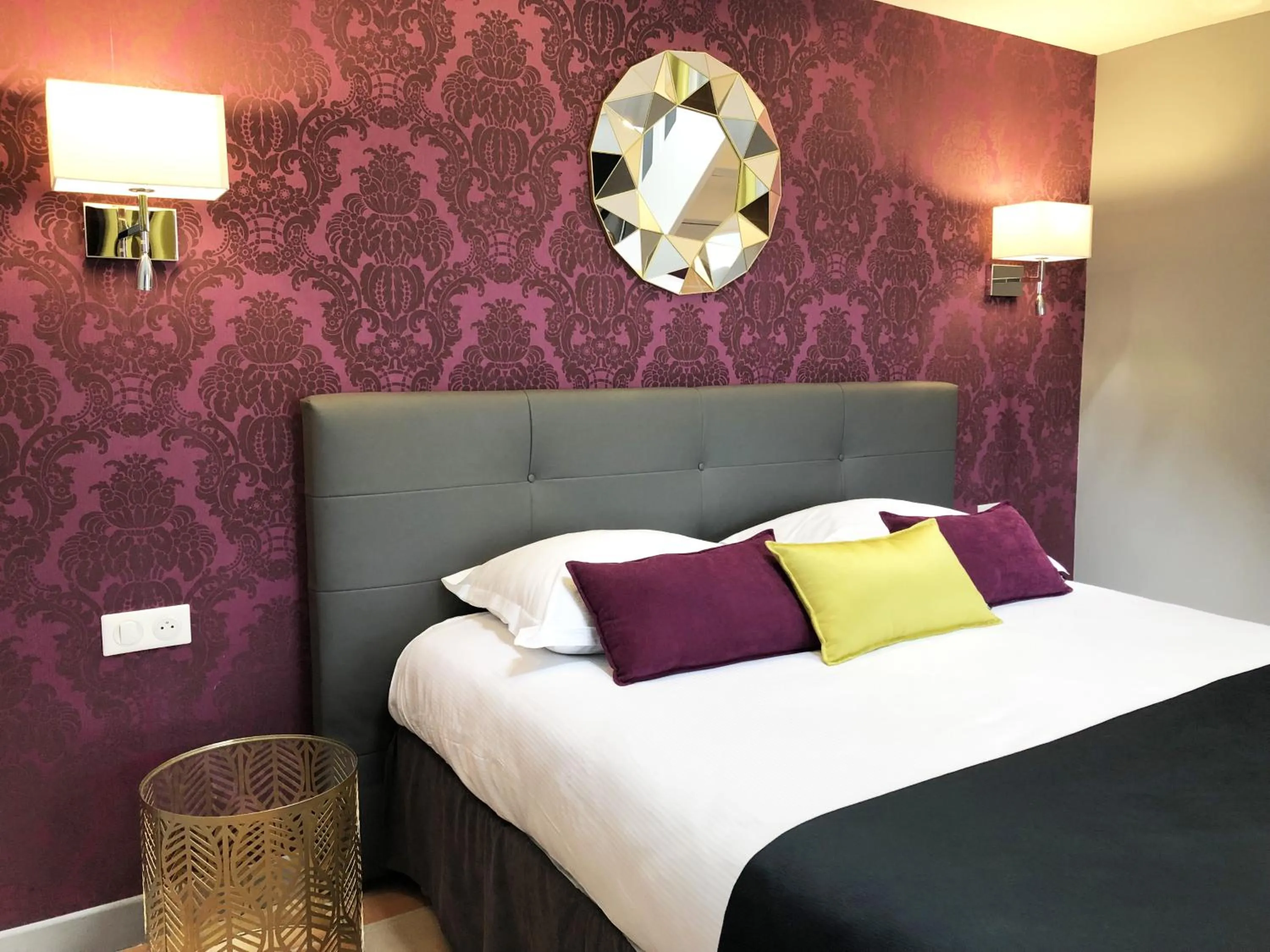 Bed in Hotel Les Suites - Domaine de Crécy