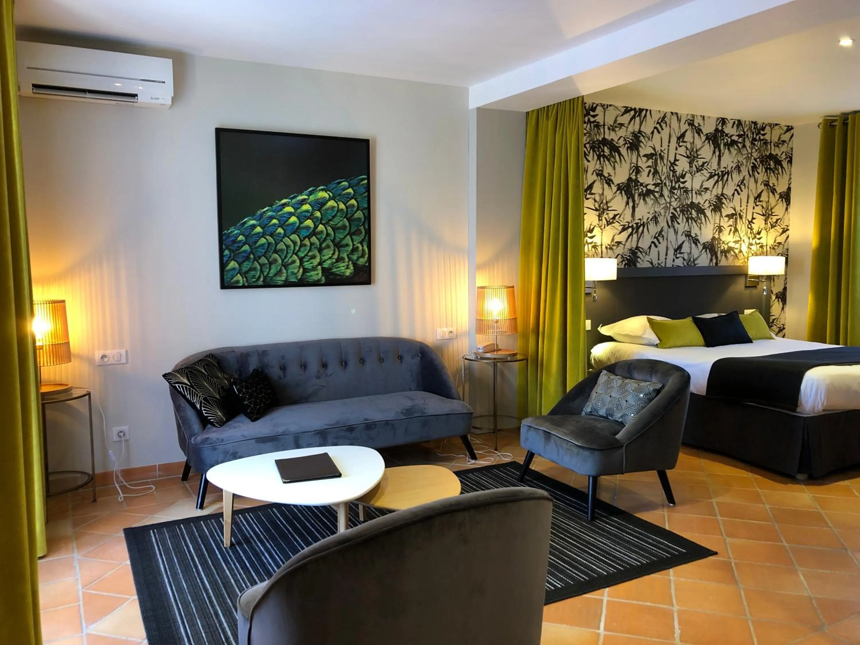 Living room, Bed in Hotel Les Suites - Domaine de Crécy