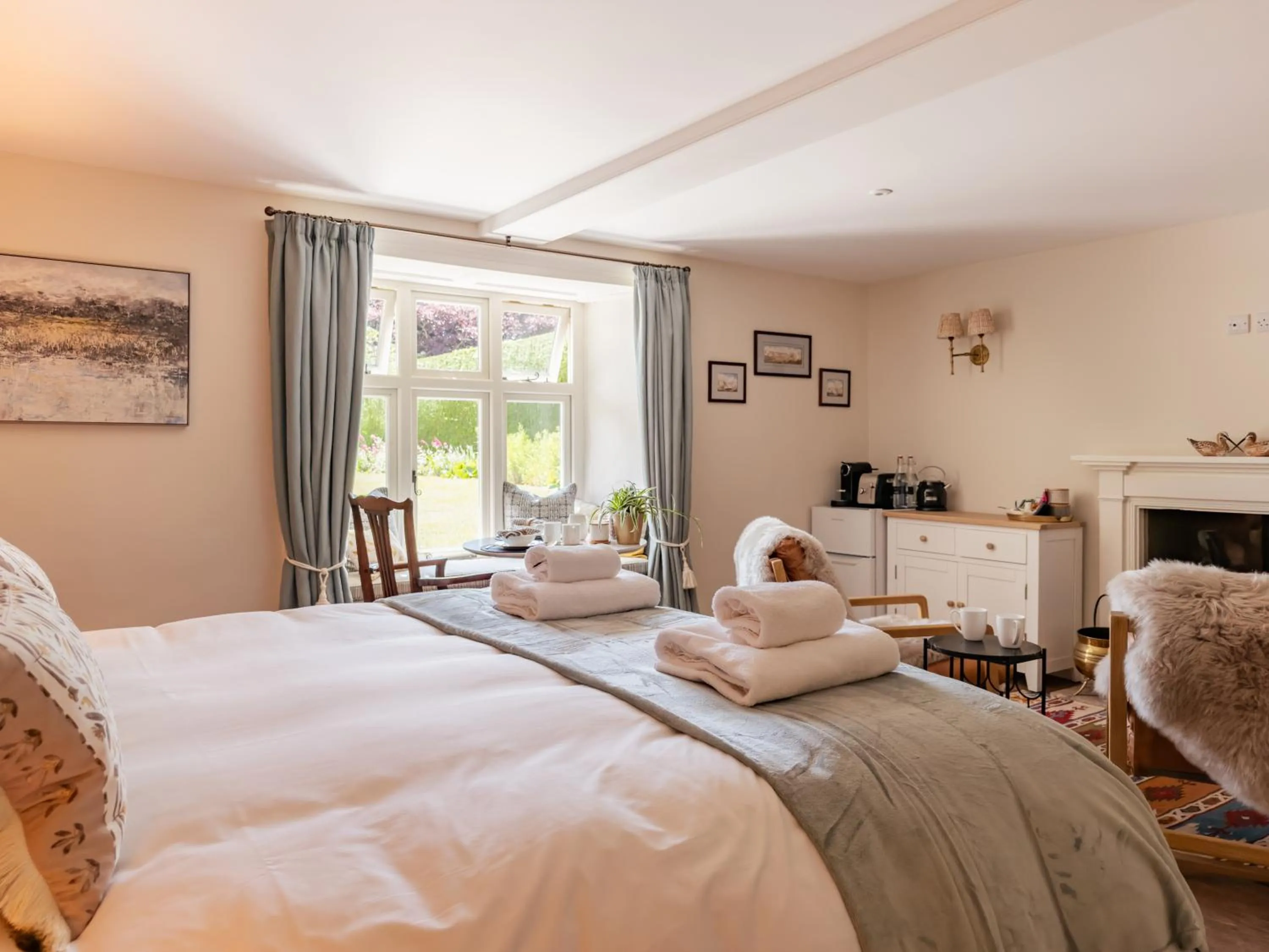 Bedroom, Bed in Cliff Farmhouse B&B Suites