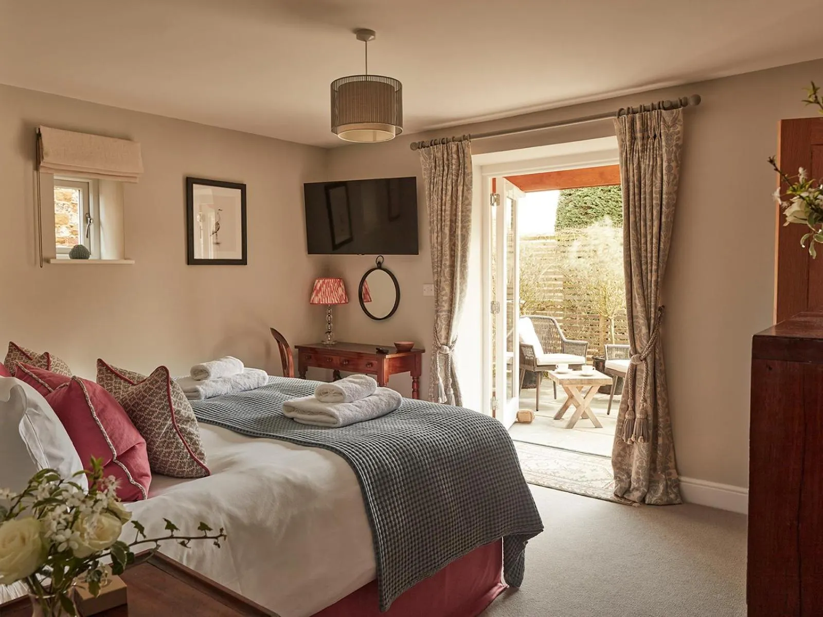 Patio, Bed in Cliff Farmhouse B&B Suites