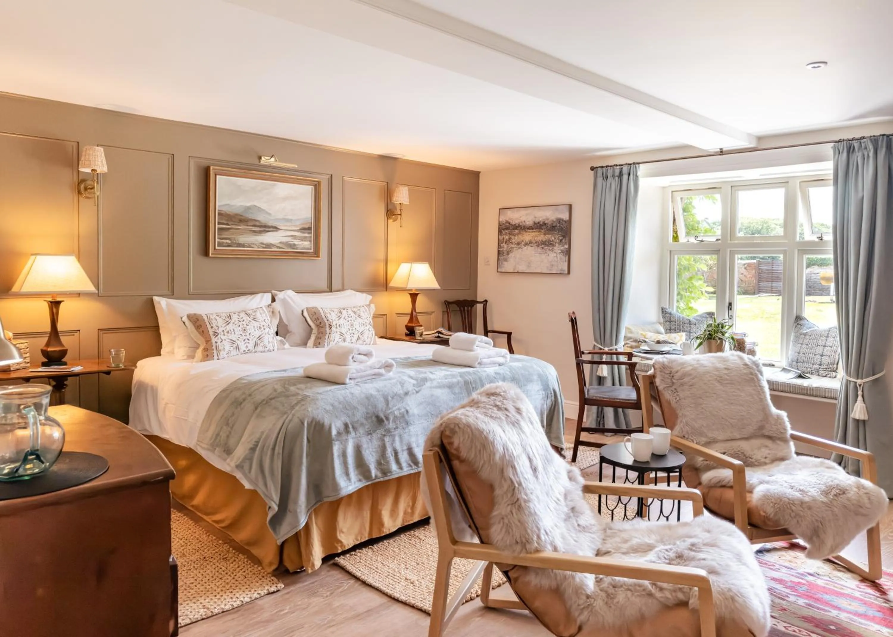 Seating area, Bed in Cliff Farmhouse B&B Suites