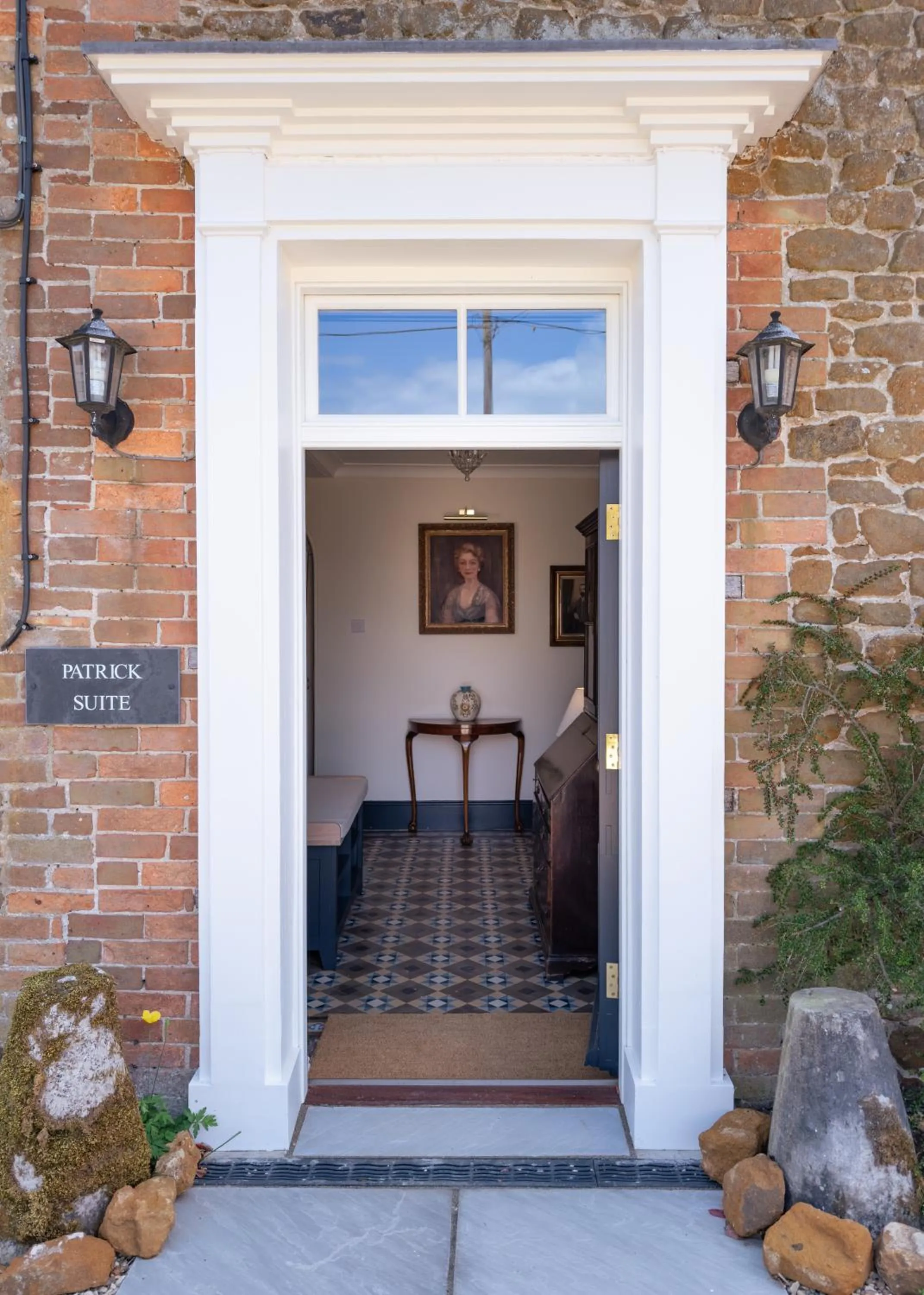 Facade/entrance in Cliff Farmhouse B&B Suites