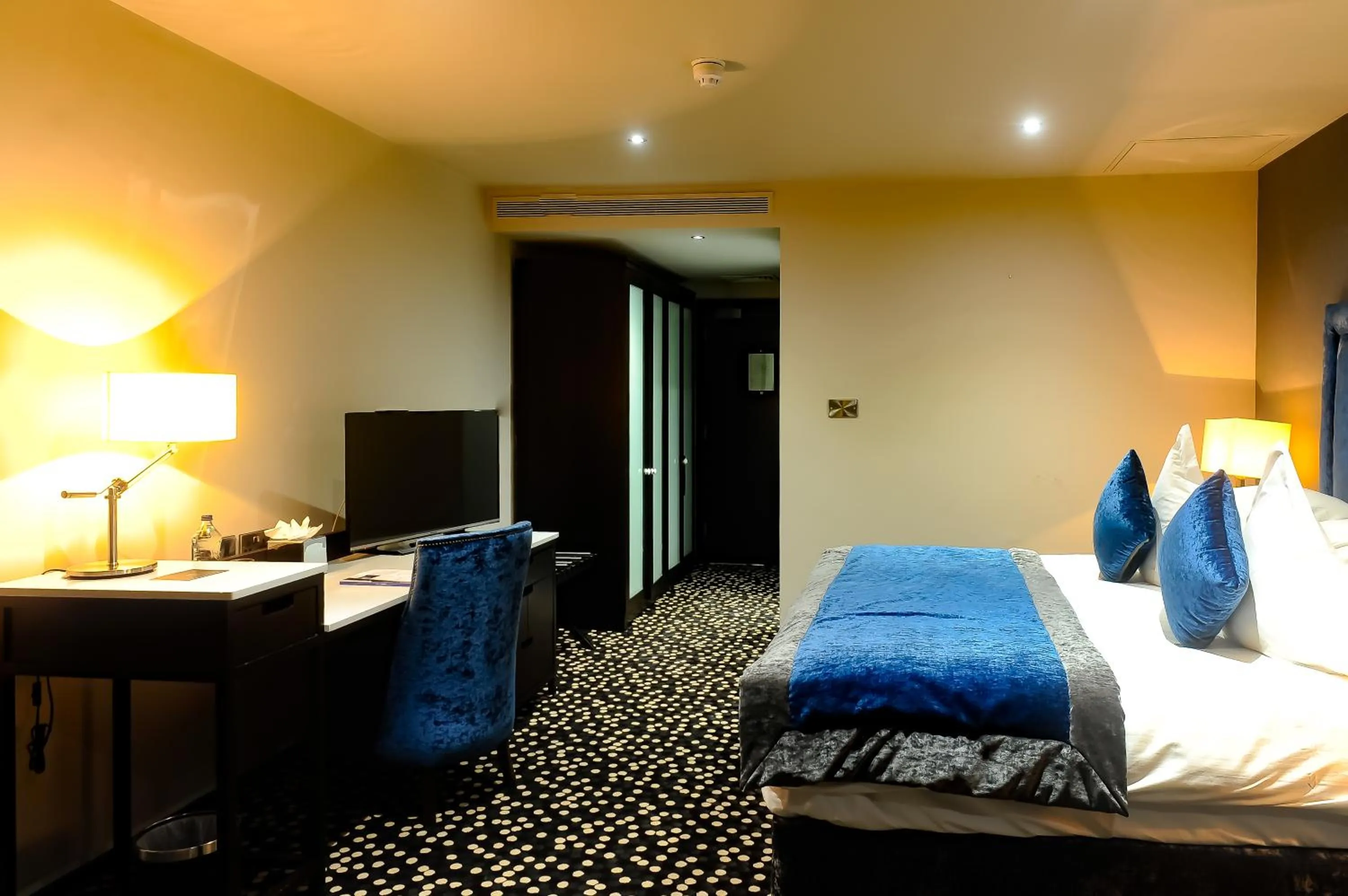 Bedroom, Bed in DoubleTree by Hilton Belfast City Ten Square