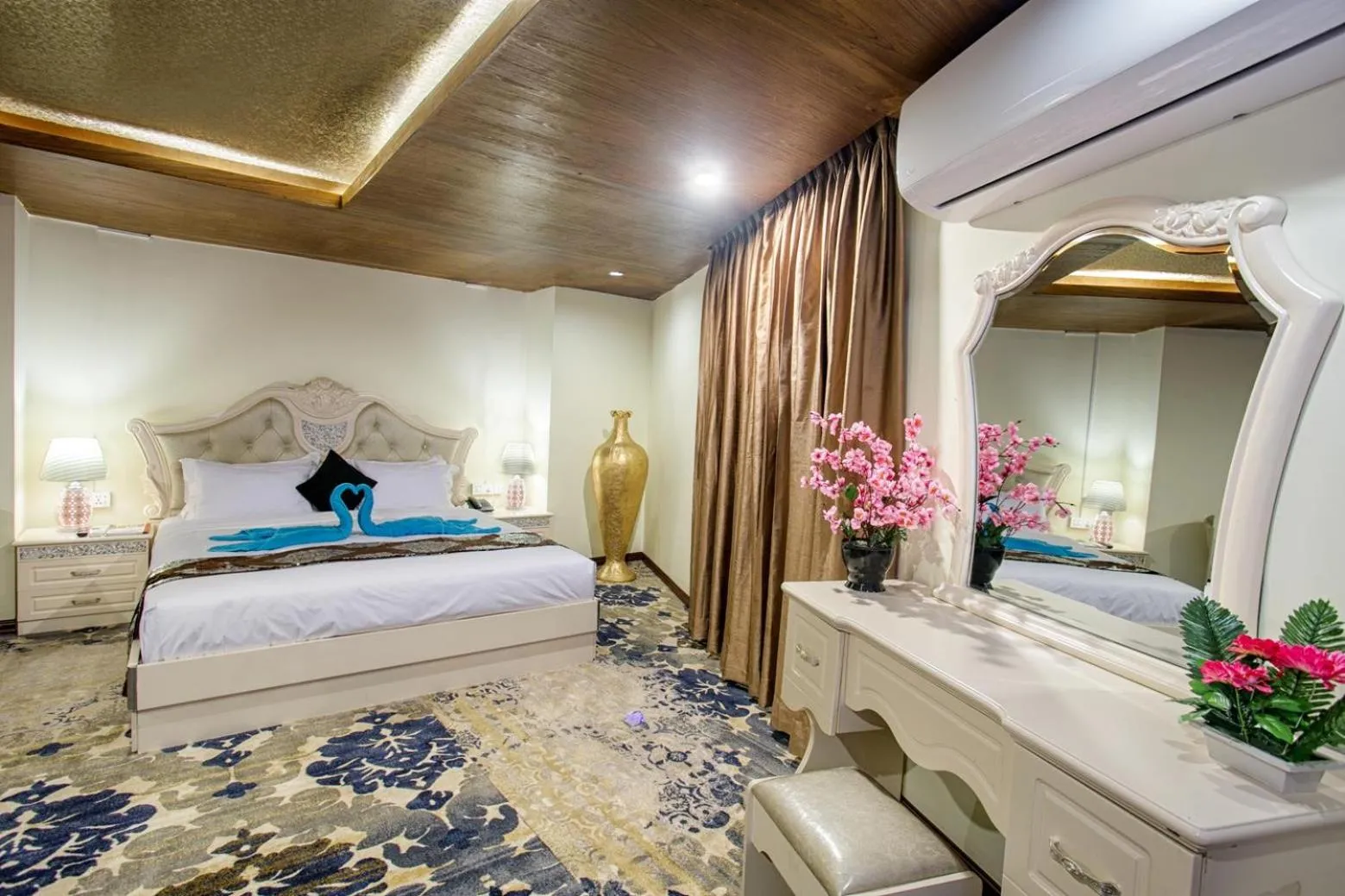 Living room, Bed in Hotel Noorjahan Grand