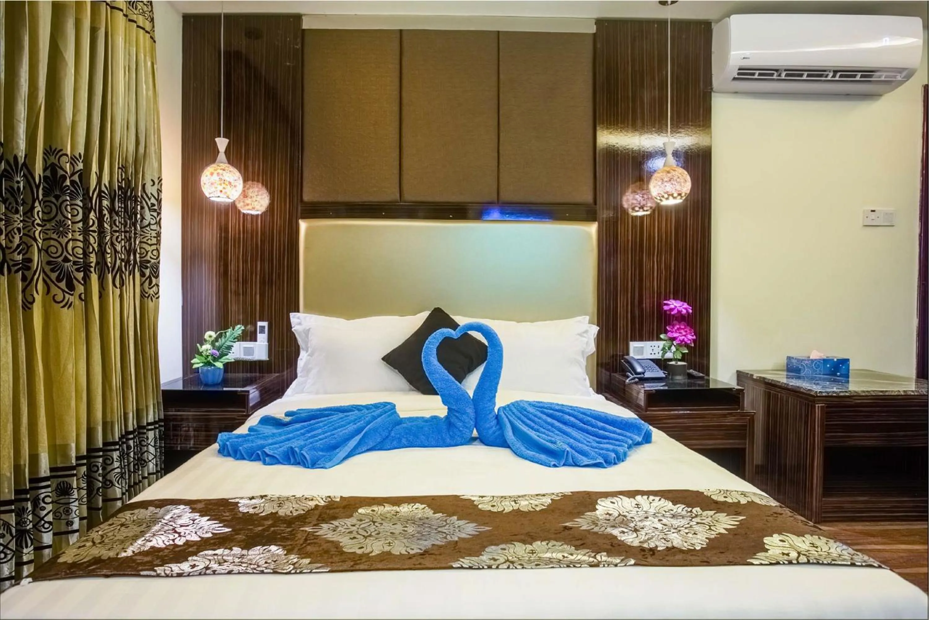 Living room, Bed in Hotel Noorjahan Grand