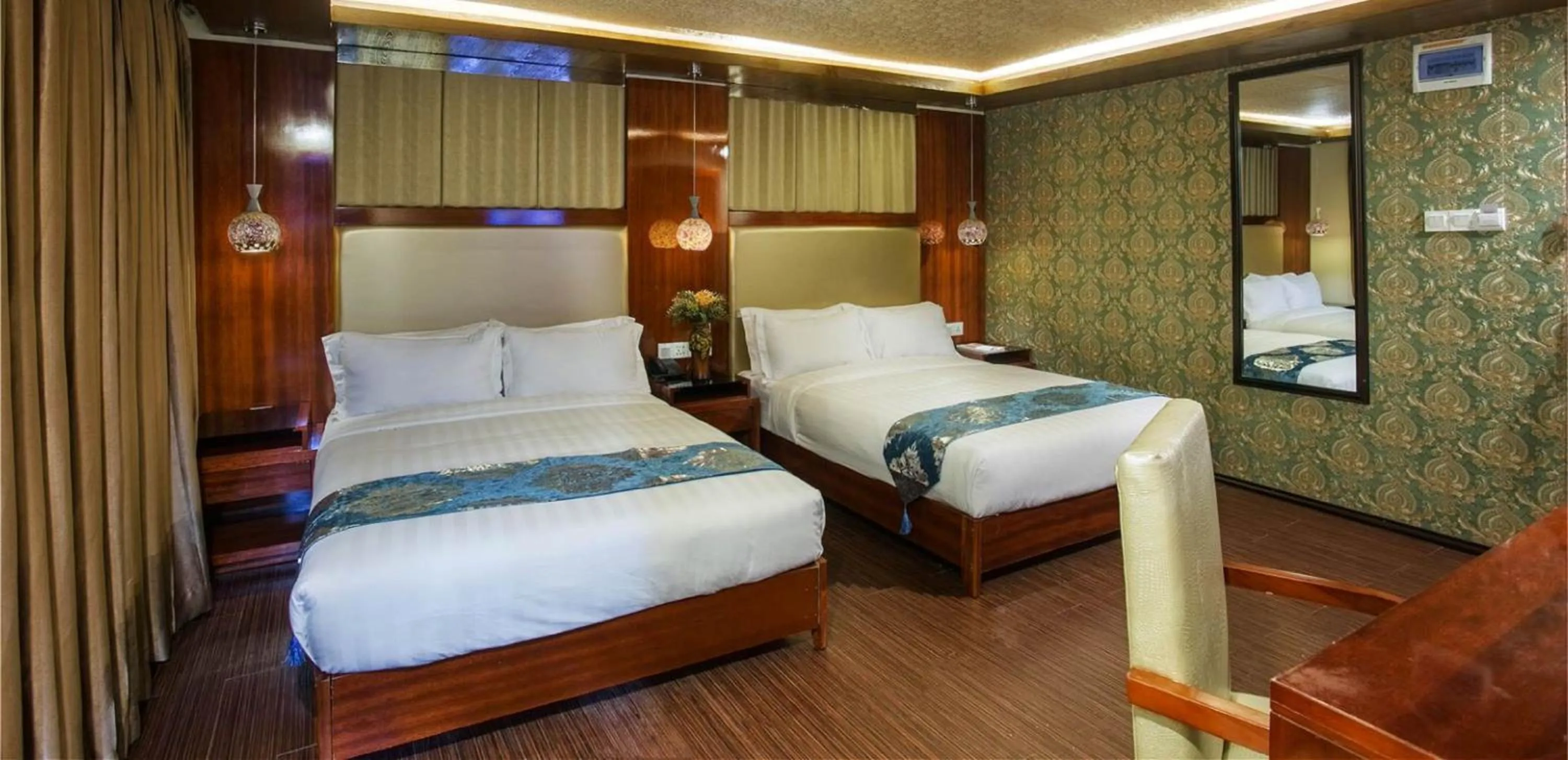 Living room, Bed in Hotel Noorjahan Grand