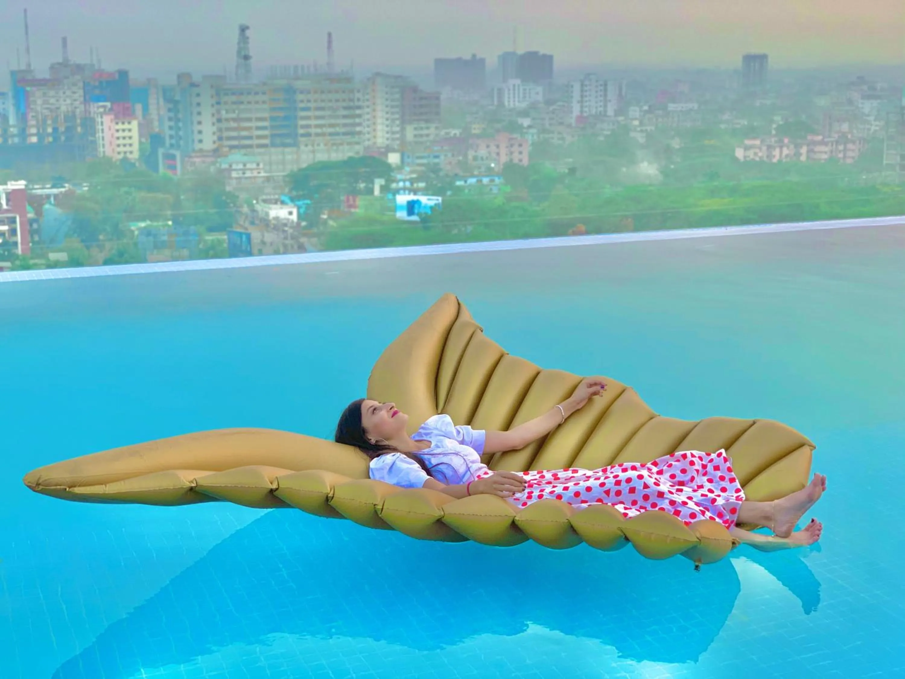 Swimming pool in Hotel Noorjahan Grand