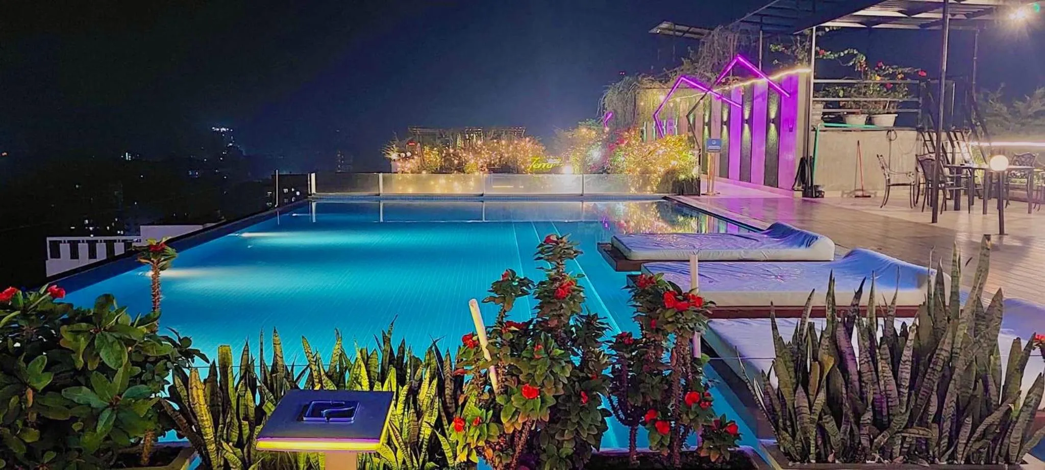 Swimming pool in Hotel Noorjahan Grand