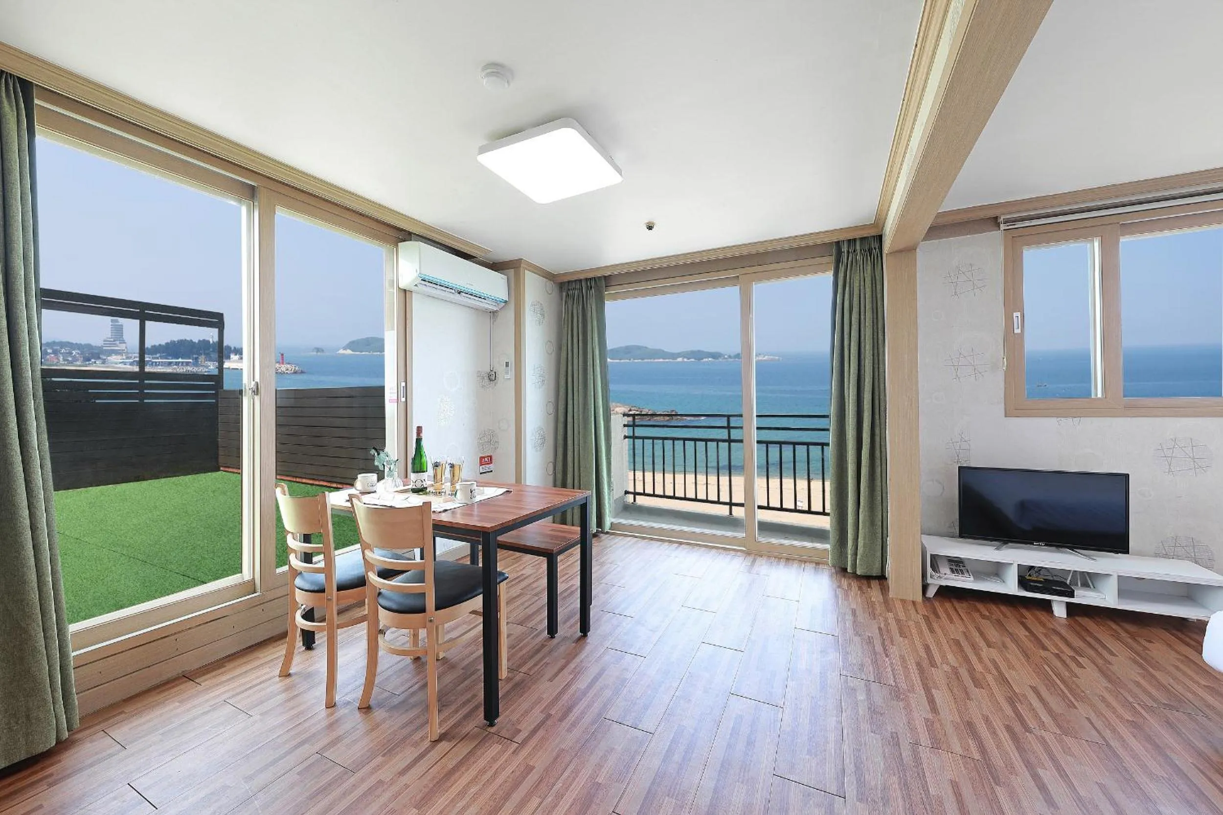 Living room in Ocean 2 You Resort Seorak Beach Hotel & Condo