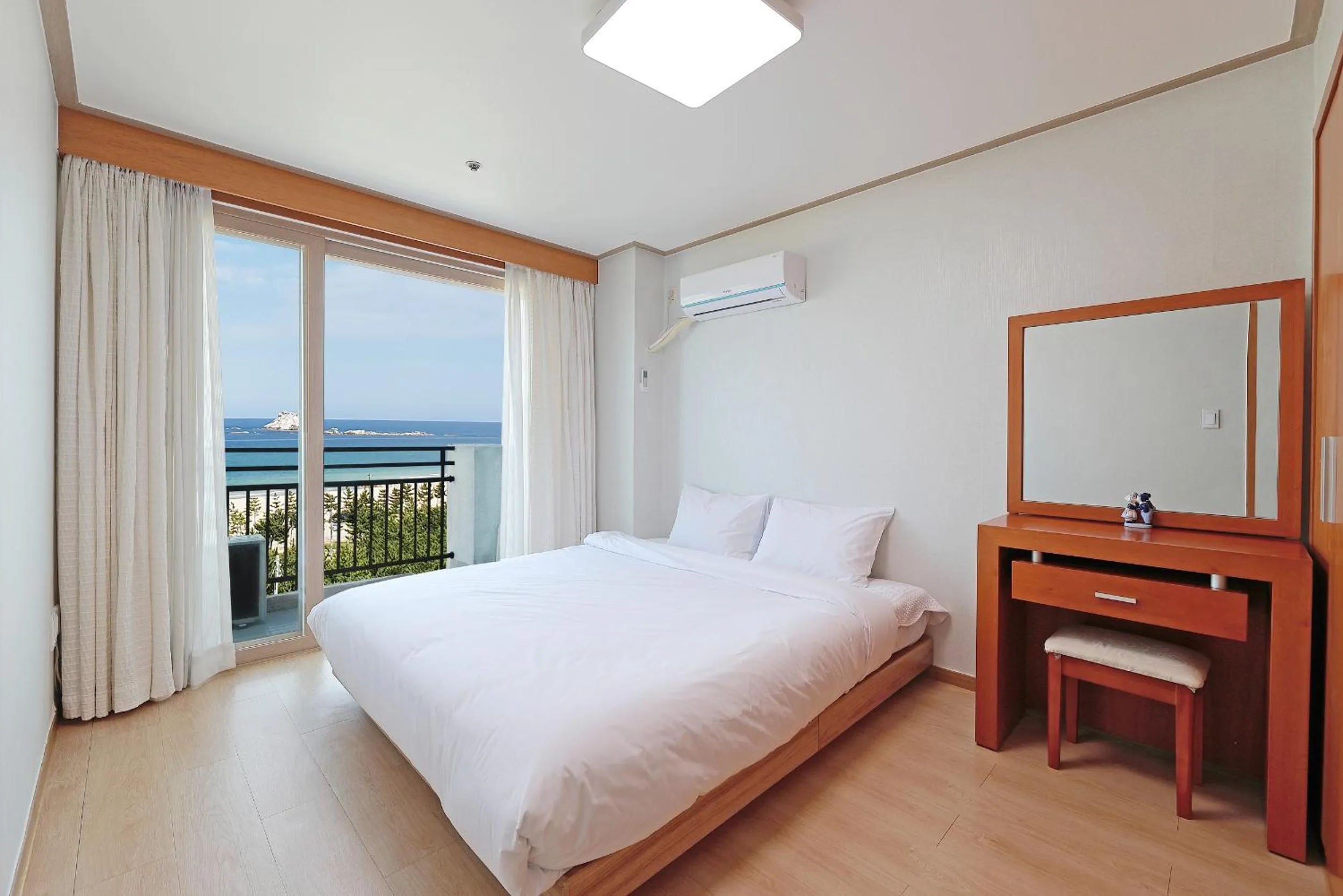 Bedroom, Bed in Ocean 2 You Resort Seorak Beach Hotel & Condo