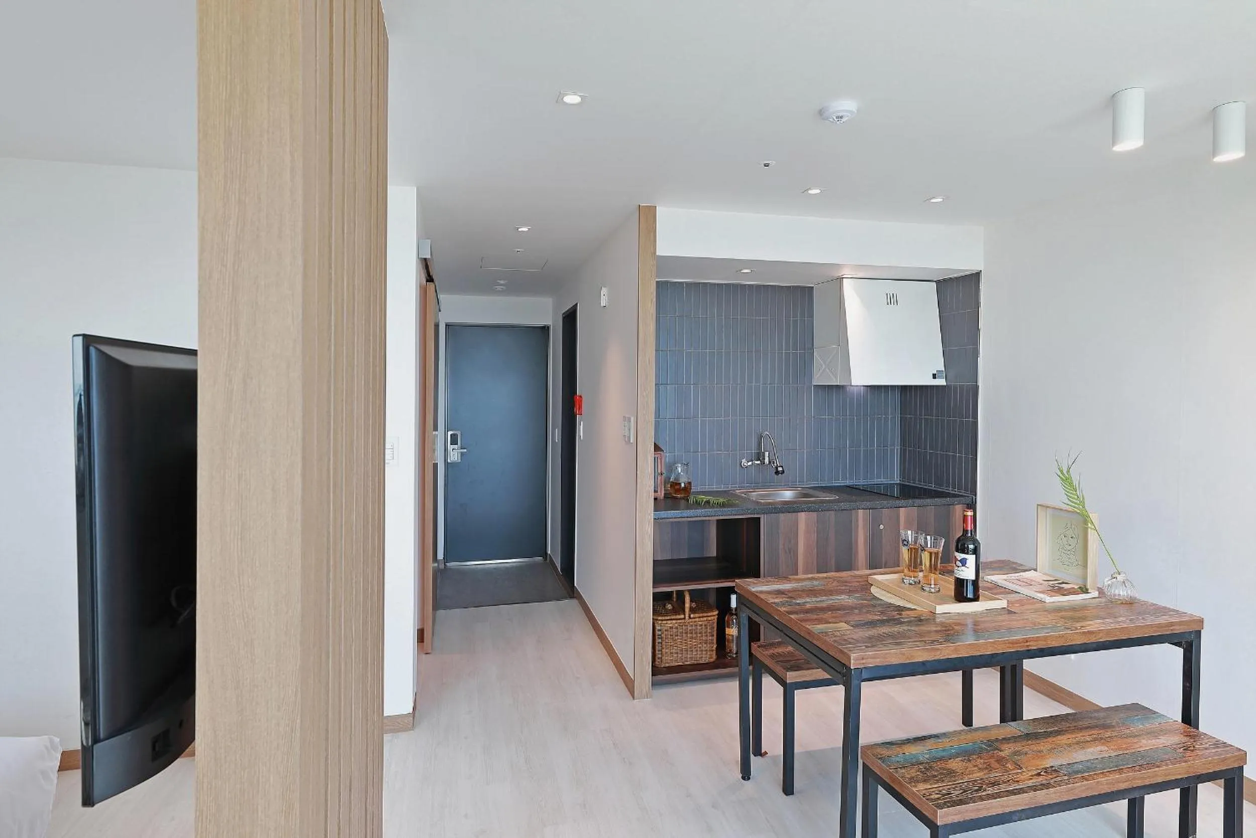 Living room, Kitchen/Kitchenette in Ocean 2 You Resort Seorak Beach Hotel & Condo