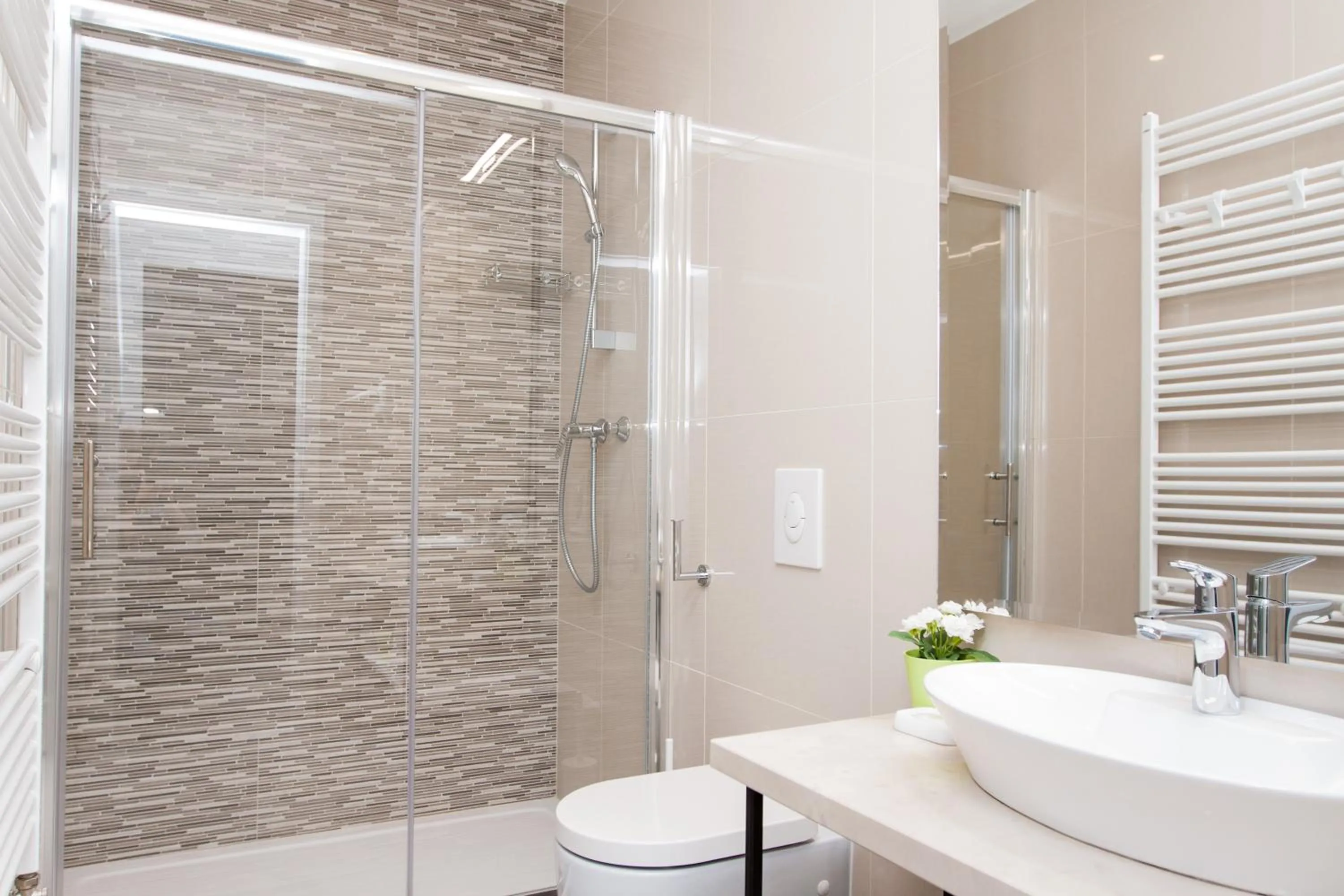 Shower in LOOX apartments Hatzova