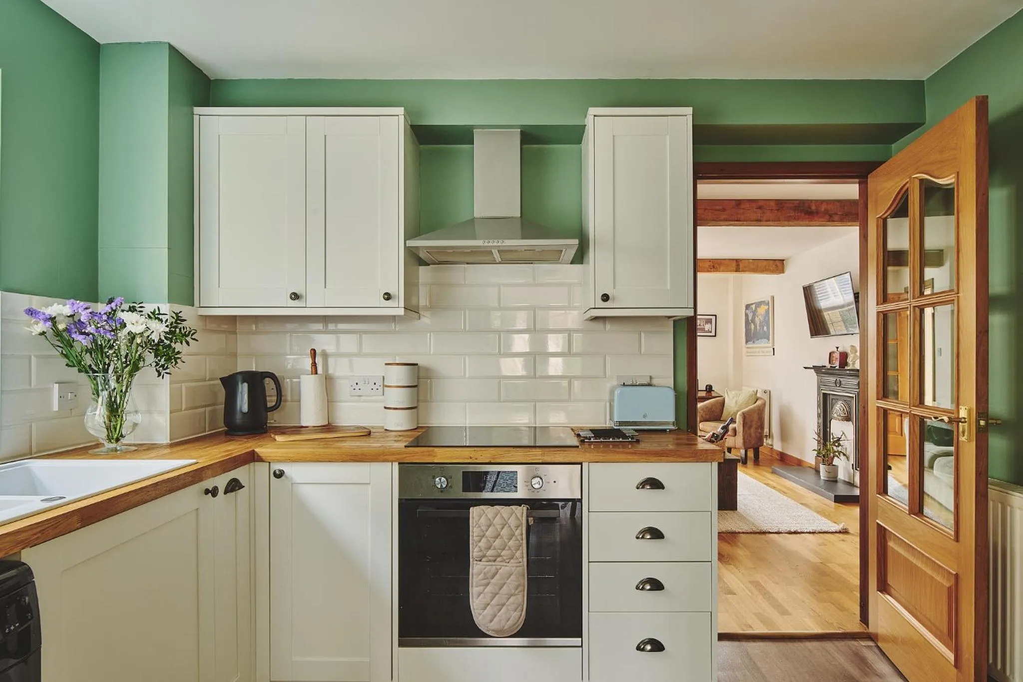 Kitchen or kitchenette in The Lansdowne Guest House