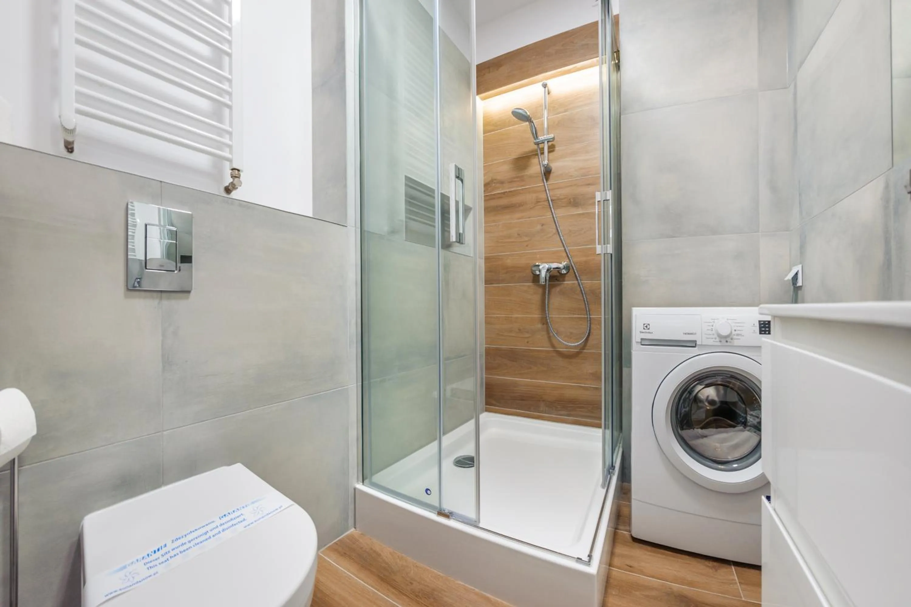 Shower in Kwartał Róży Wiatrów, Sun & Snow